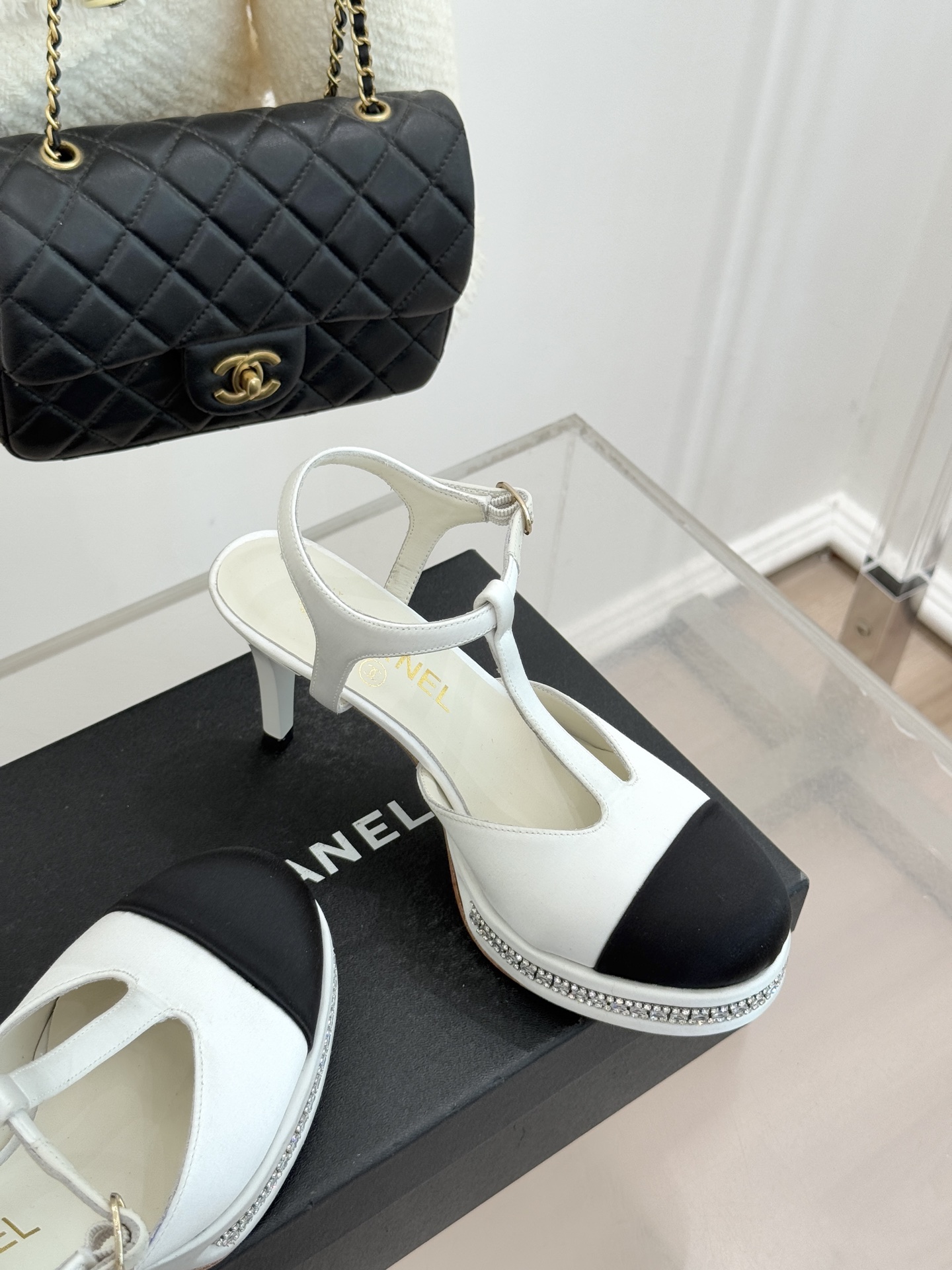 CHANE* ｜小香T字带拼色水钻防水台高跟凉鞋以T字带勾勒优雅脚背线条撞色拼接碰撞摩登格调鞋底水钻随步