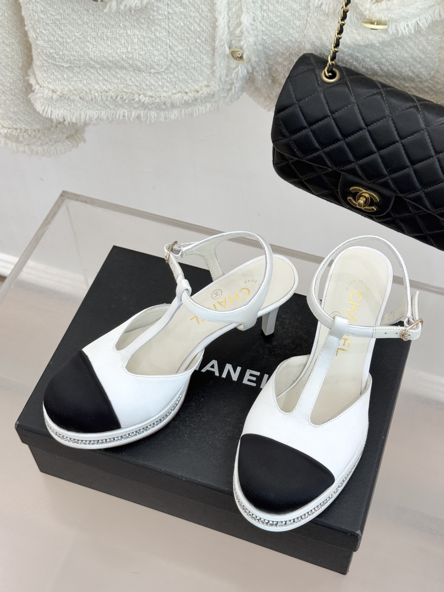 CHANE* ｜小香T字带拼色水钻防水台高跟凉鞋以T字带勾勒优雅脚背线条撞色拼接碰撞摩登格调鞋底水钻随步