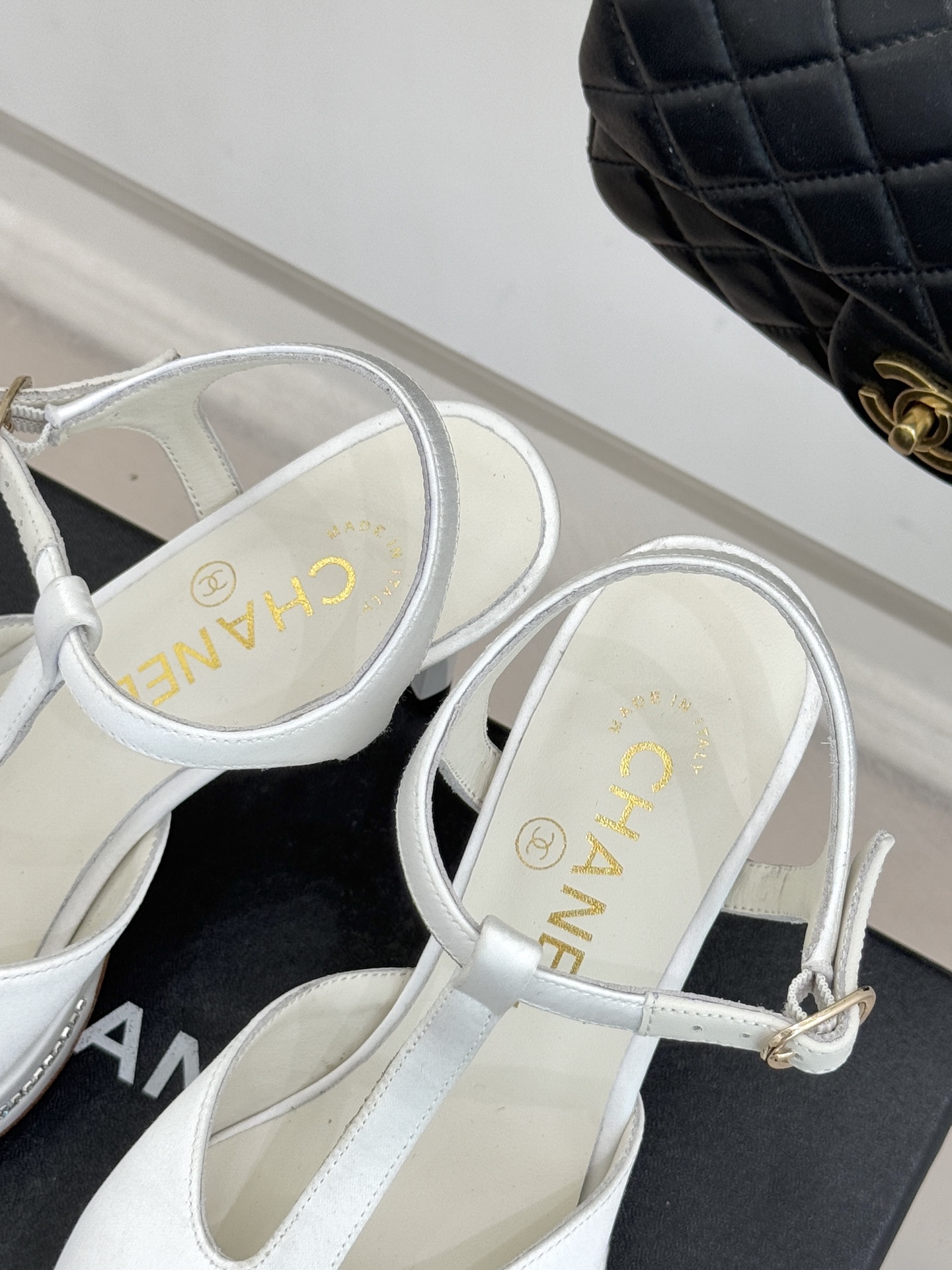 CHANE* ｜小香T字带拼色水钻防水台高跟凉鞋以T字带勾勒优雅脚背线条撞色拼接碰撞摩登格调鞋底水钻随步