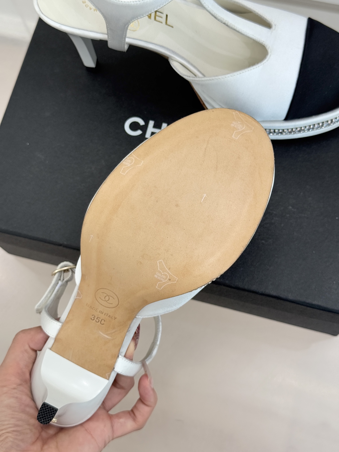 CHANE* ｜小香T字带拼色水钻防水台高跟凉鞋以T字带勾勒优雅脚背线条撞色拼接碰撞摩登格调鞋底水钻随步