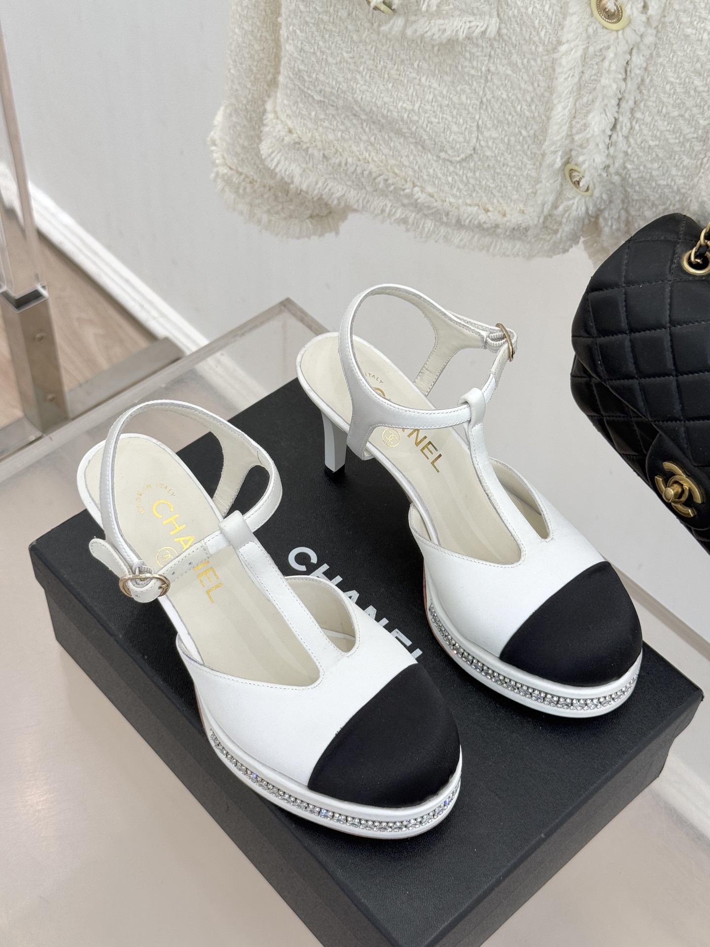 CHANE* ｜小香T字带拼色水钻防水台高跟凉鞋以T字带勾勒优雅脚背线条撞色拼接碰撞摩登格调鞋底水钻随步