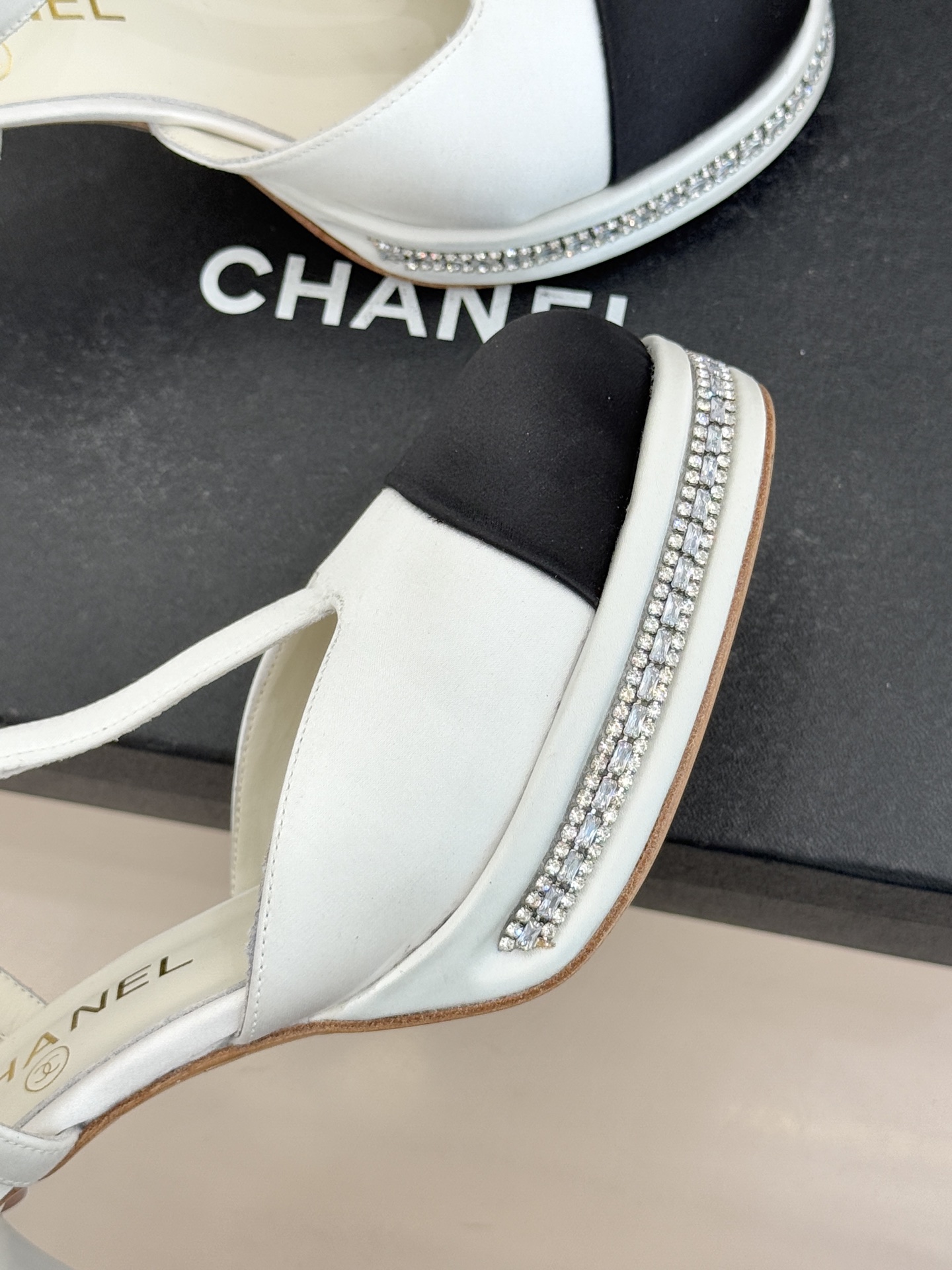 CHANE* ｜小香T字带拼色水钻防水台高跟凉鞋以T字带勾勒优雅脚背线条撞色拼接碰撞摩登格调鞋底水钻随步