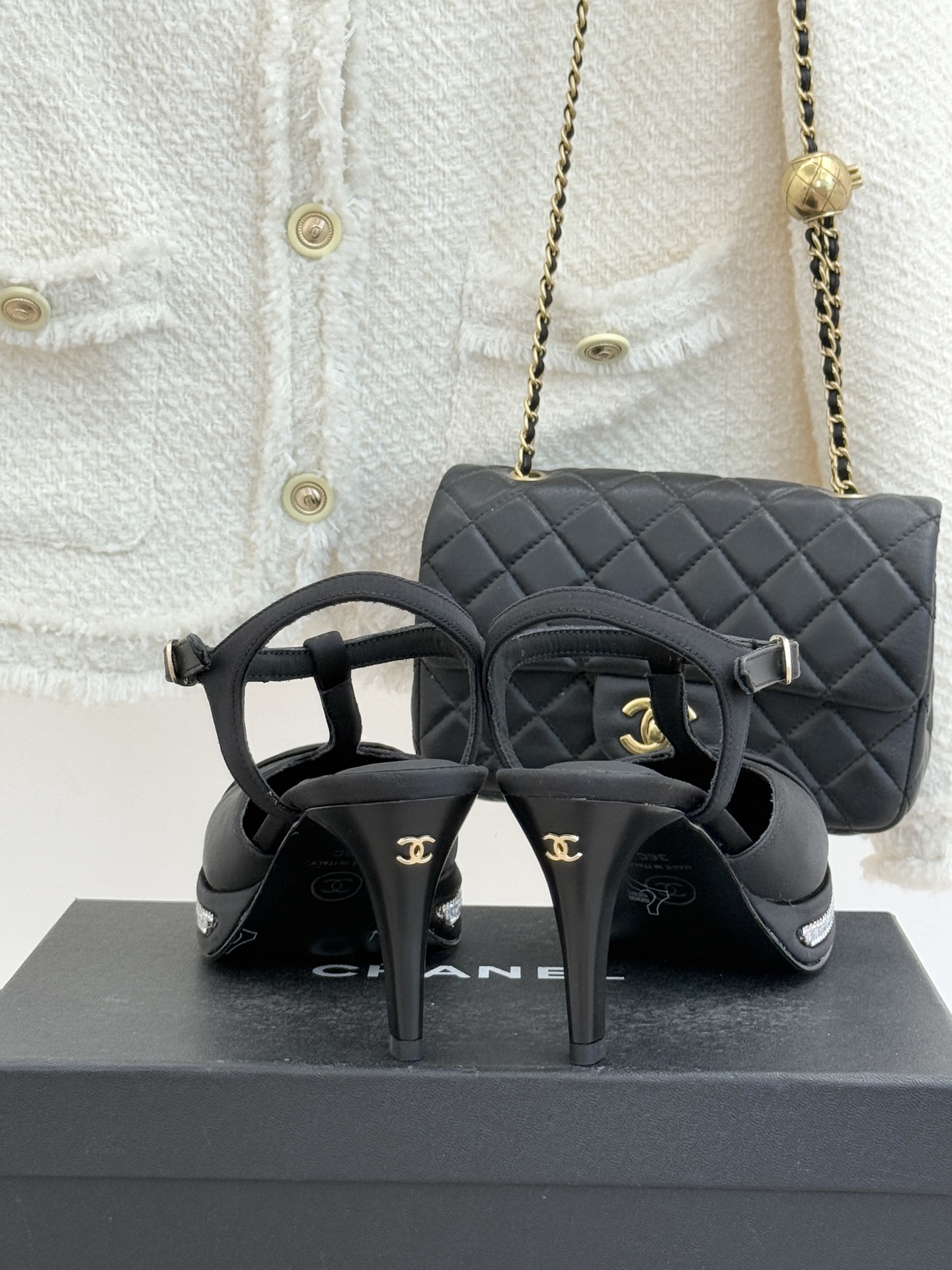 CHANE* ｜小香T字带拼色水钻防水台高跟凉鞋以T字带勾勒优雅脚背线条撞色拼接碰撞摩登格调鞋底水钻随步