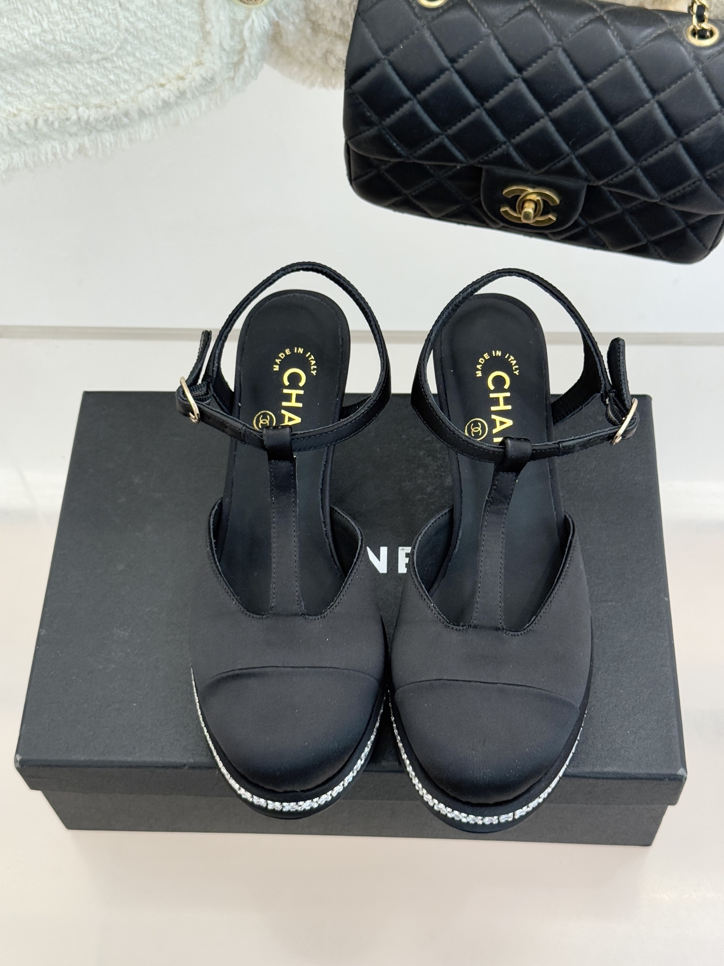 CHANE* ｜小香T字带拼色水钻防水台高跟凉鞋以T字带勾勒优雅脚背线条撞色拼接碰撞摩登格调鞋底水钻随步