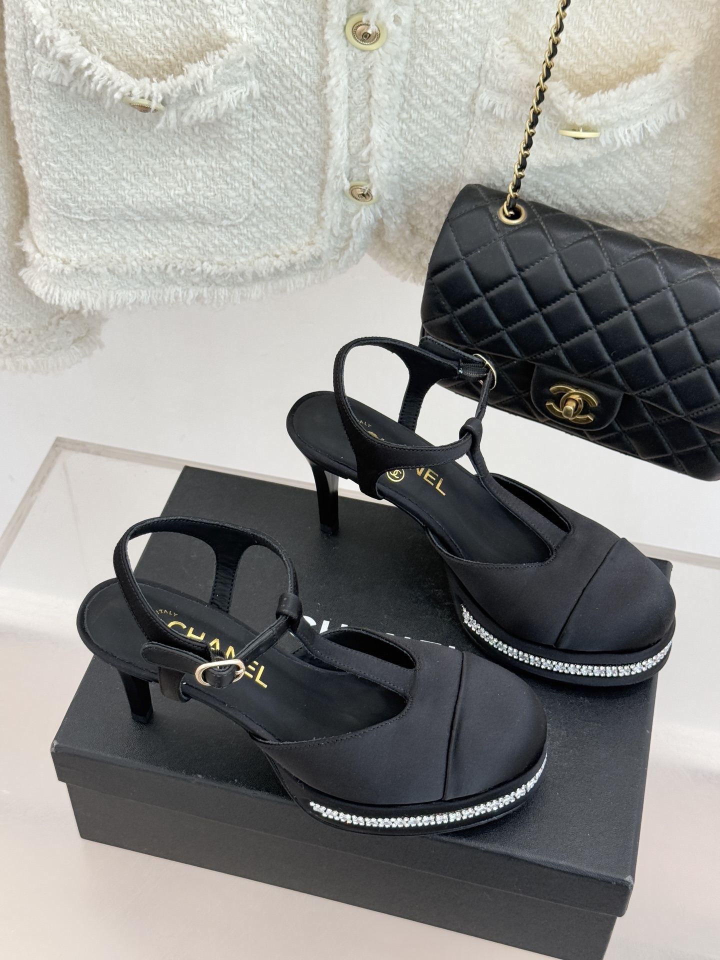 CHANE* ｜小香T字带拼色水钻防水台高跟凉鞋以T字带勾勒优雅脚背线条撞色拼接碰撞摩登格调鞋底水钻随步