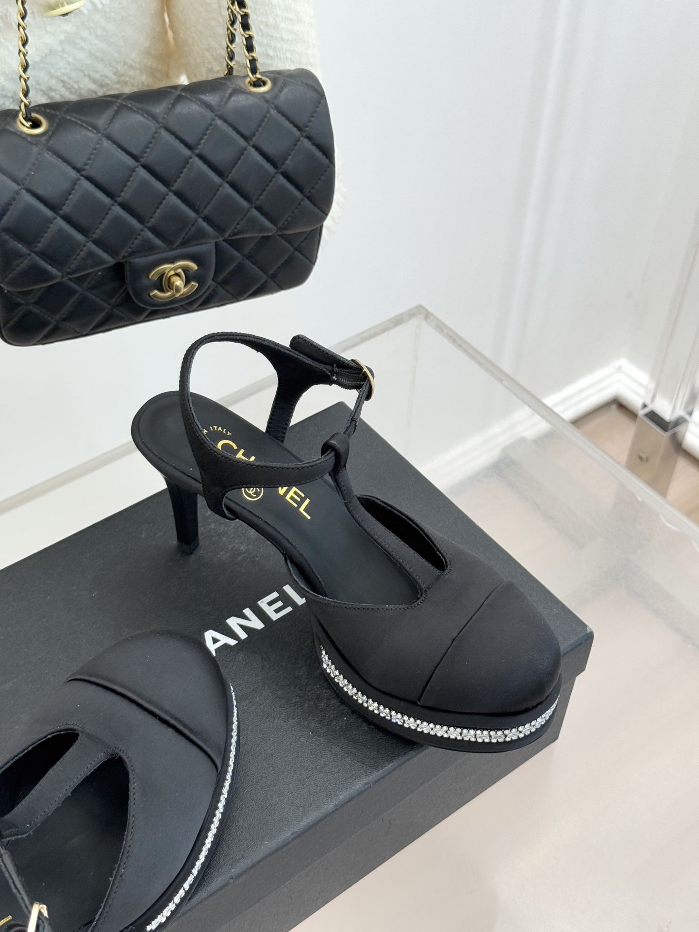 CHANE* ｜小香T字带拼色水钻防水台高跟凉鞋以T字带勾勒优雅脚背线条撞色拼接碰撞摩登格调鞋底水钻随步