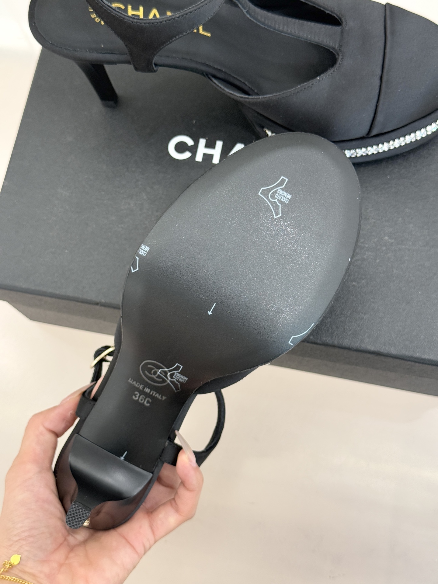 CHANE* ｜小香T字带拼色水钻防水台高跟凉鞋以T字带勾勒优雅脚背线条撞色拼接碰撞摩登格调鞋底水钻随步