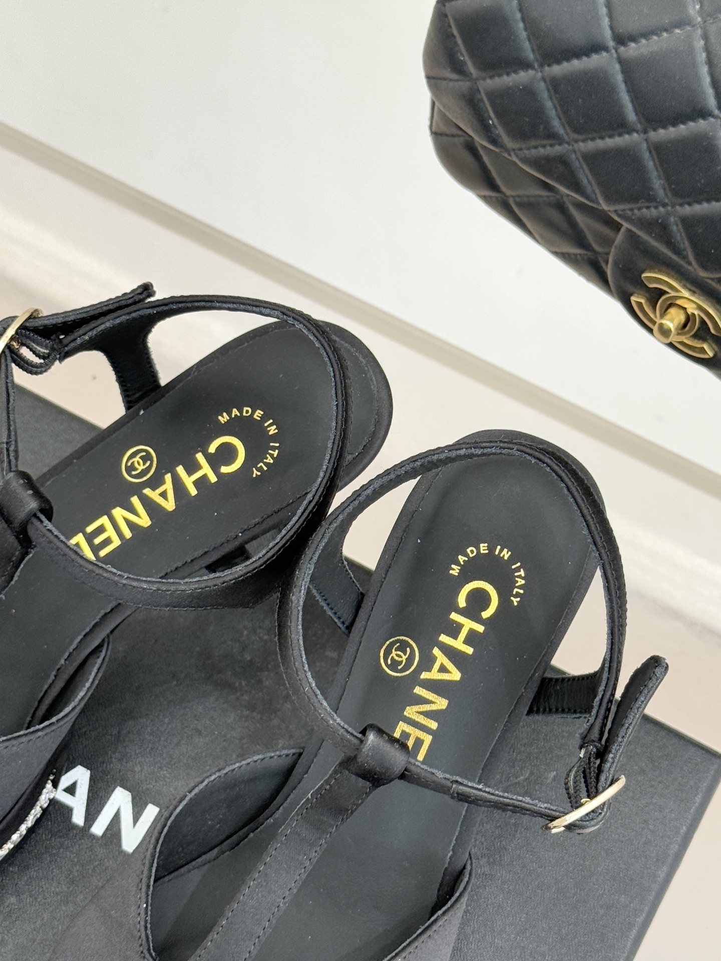 CHANE* ｜小香T字带拼色水钻防水台高跟凉鞋以T字带勾勒优雅脚背线条撞色拼接碰撞摩登格调鞋底水钻随步