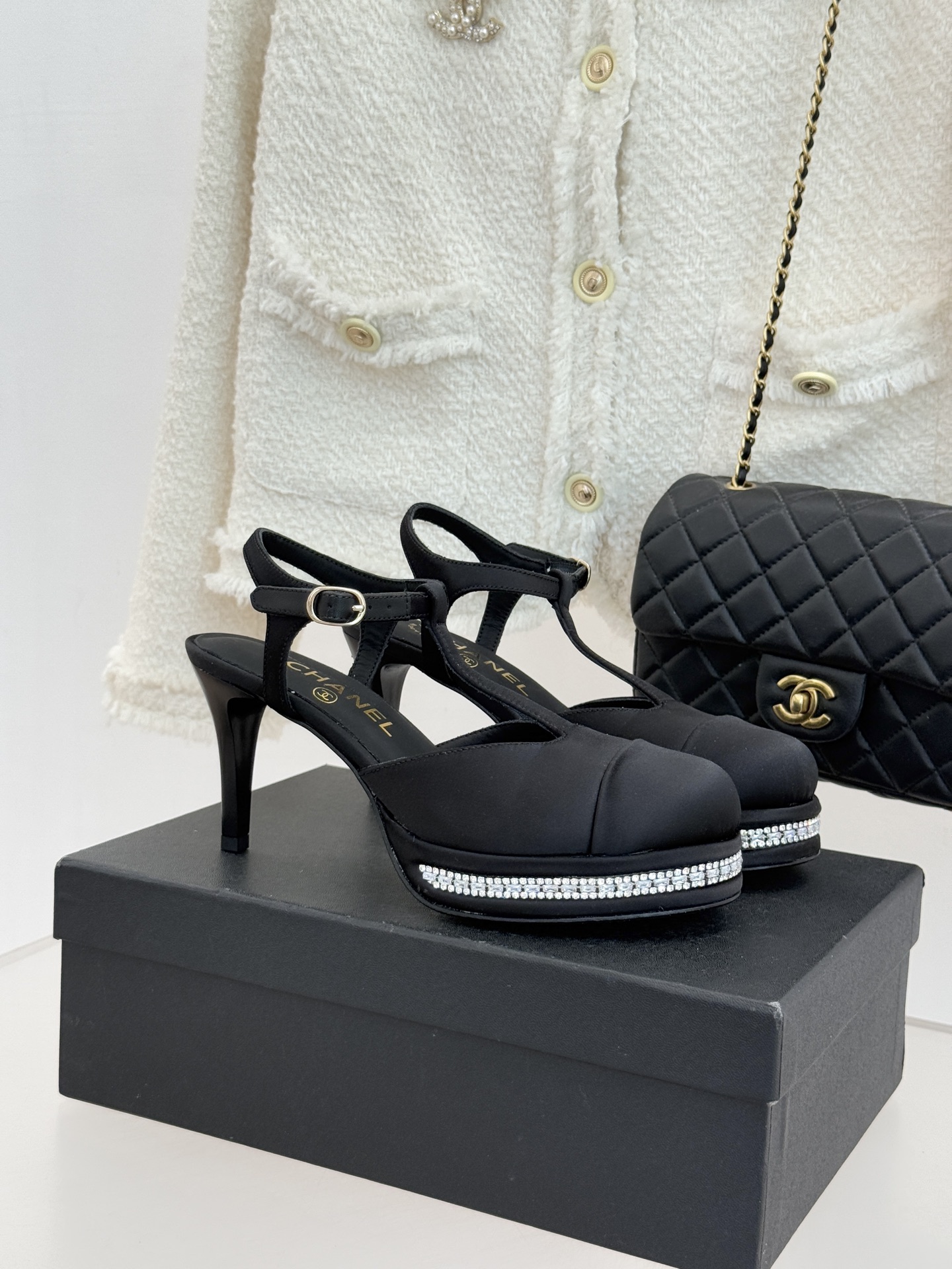 CHANE* ｜小香T字带拼色水钻防水台高跟凉鞋以T字带勾勒优雅脚背线条撞色拼接碰撞摩登格调鞋底水钻随步