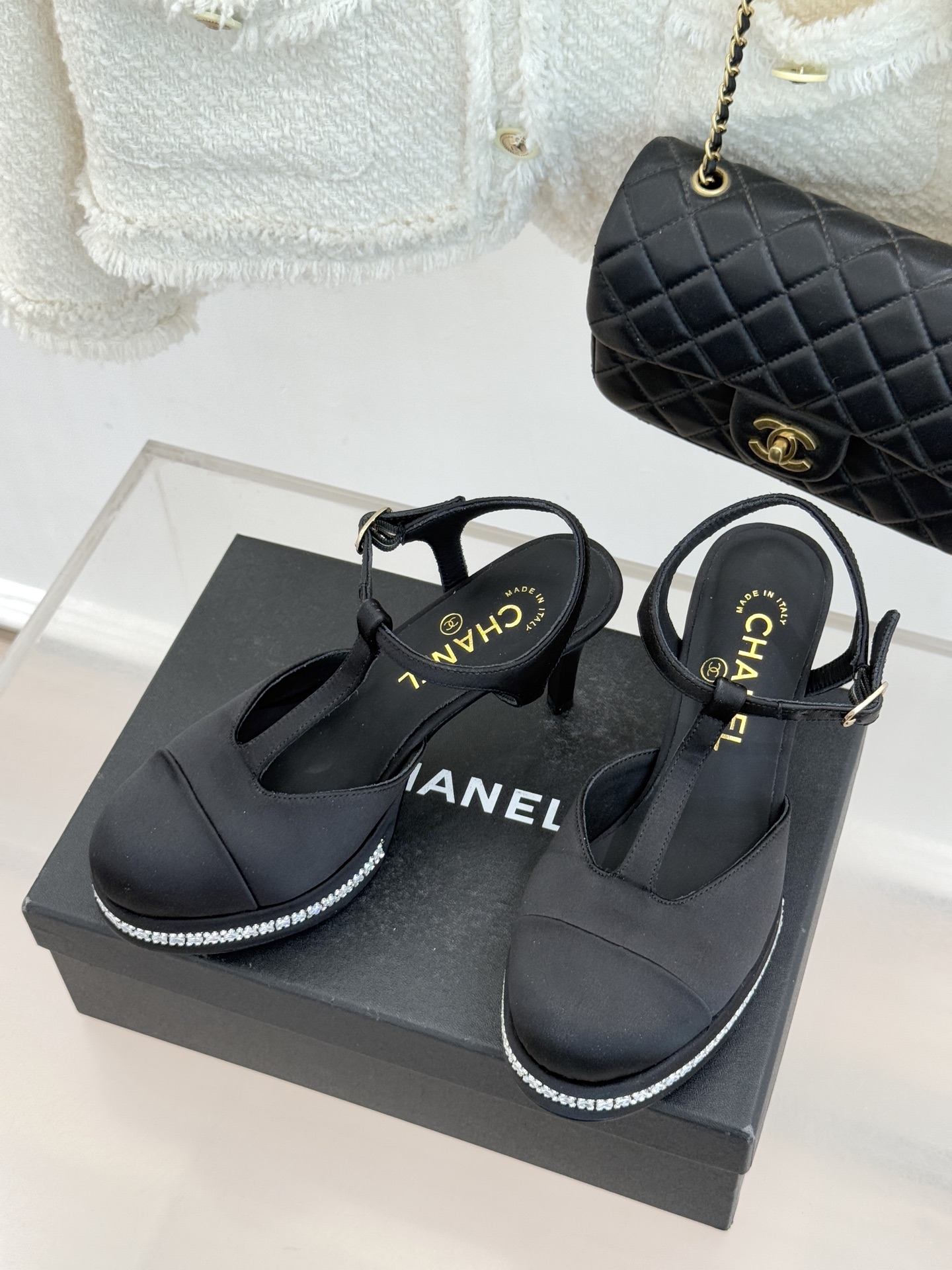 CHANE* ｜小香T字带拼色水钻防水台高跟凉鞋以T字带勾勒优雅脚背线条撞色拼接碰撞摩登格调鞋底水钻随步