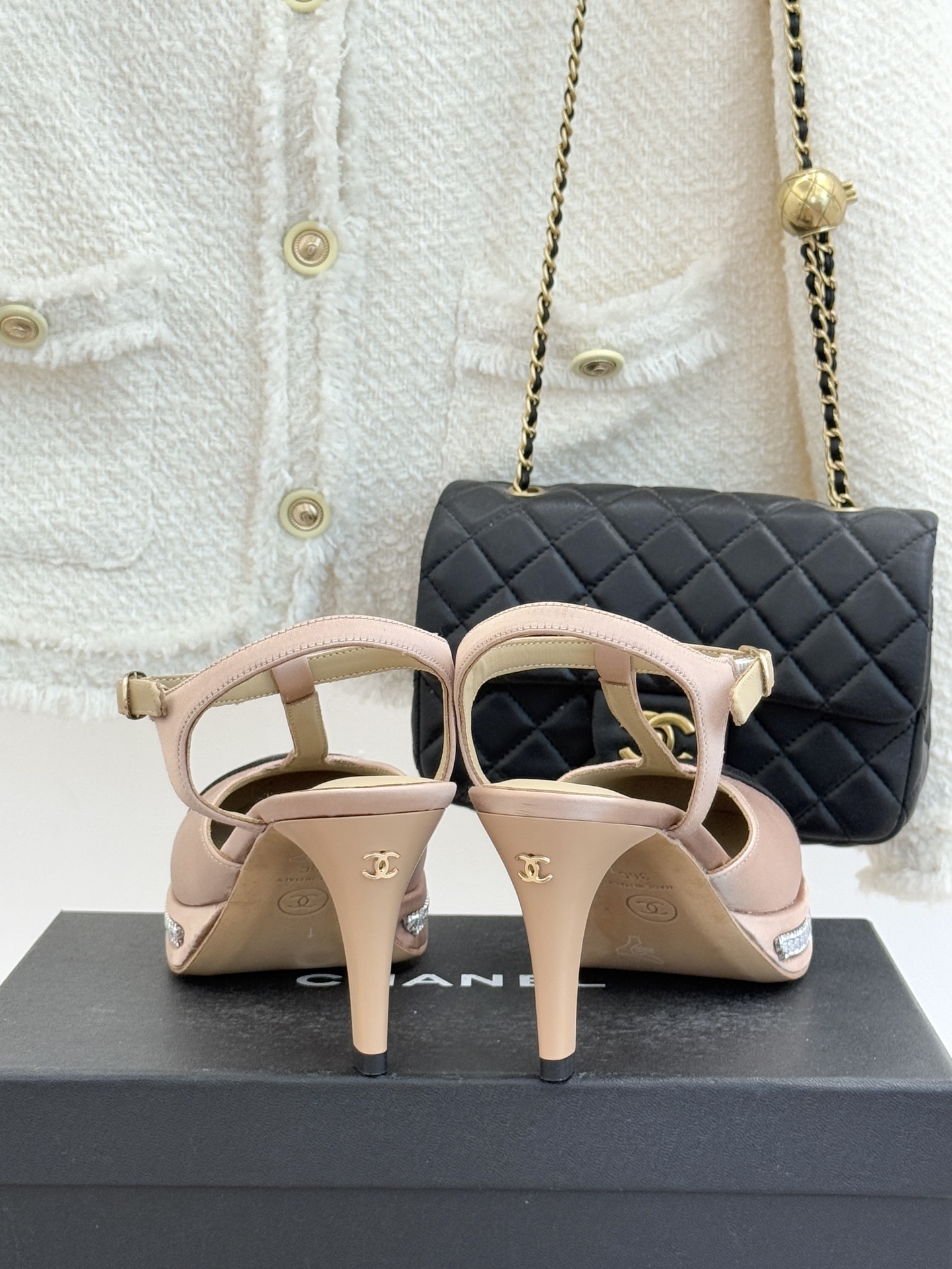 CHANE* ｜小香T字带拼色水钻防水台高跟凉鞋以T字带勾勒优雅脚背线条撞色拼接碰撞摩登格调鞋底水钻随步