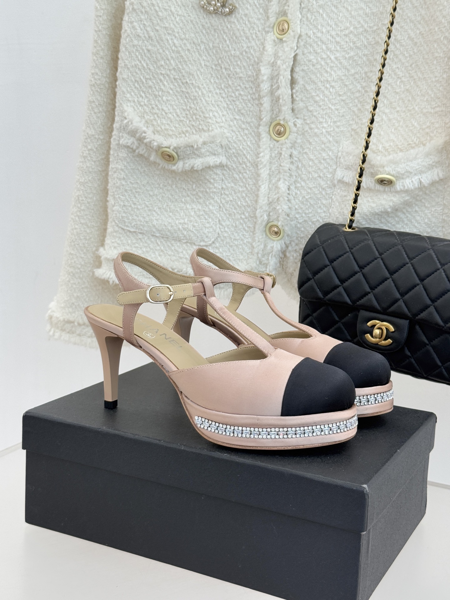 CHANE* ｜小香T字带拼色水钻防水台高跟凉鞋以T字带勾勒优雅脚背线条撞色拼接碰撞摩登格调鞋底水钻随步