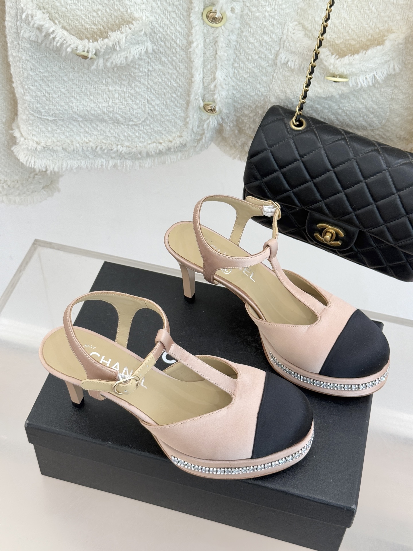 CHANE* ｜小香T字带拼色水钻防水台高跟凉鞋以T字带勾勒优雅脚背线条撞色拼接碰撞摩登格调鞋底水钻随步