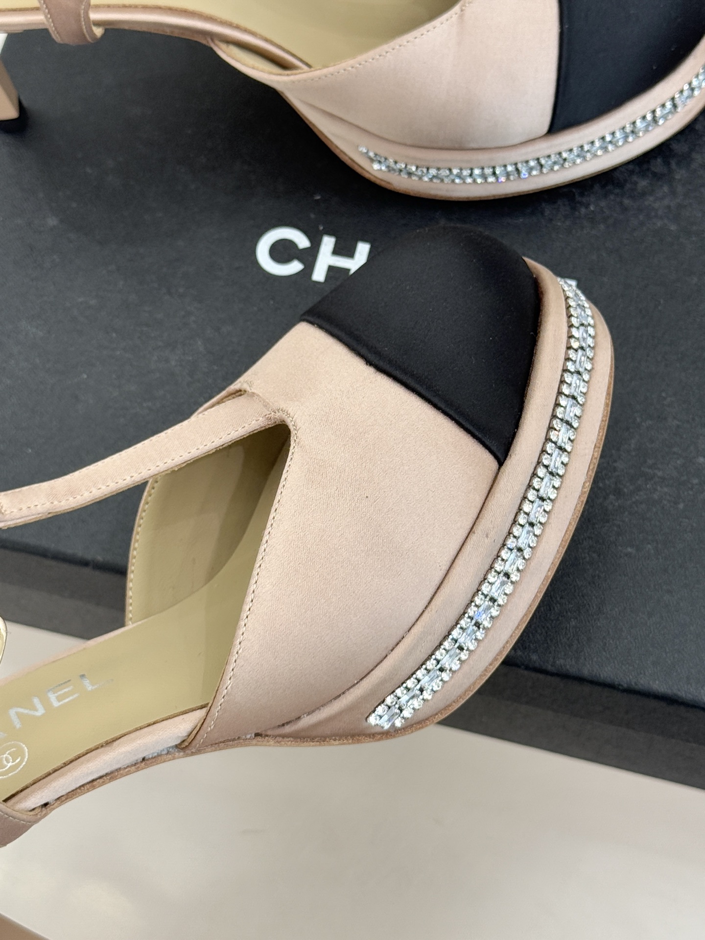 CHANE* ｜小香T字带拼色水钻防水台高跟凉鞋以T字带勾勒优雅脚背线条撞色拼接碰撞摩登格调鞋底水钻随步