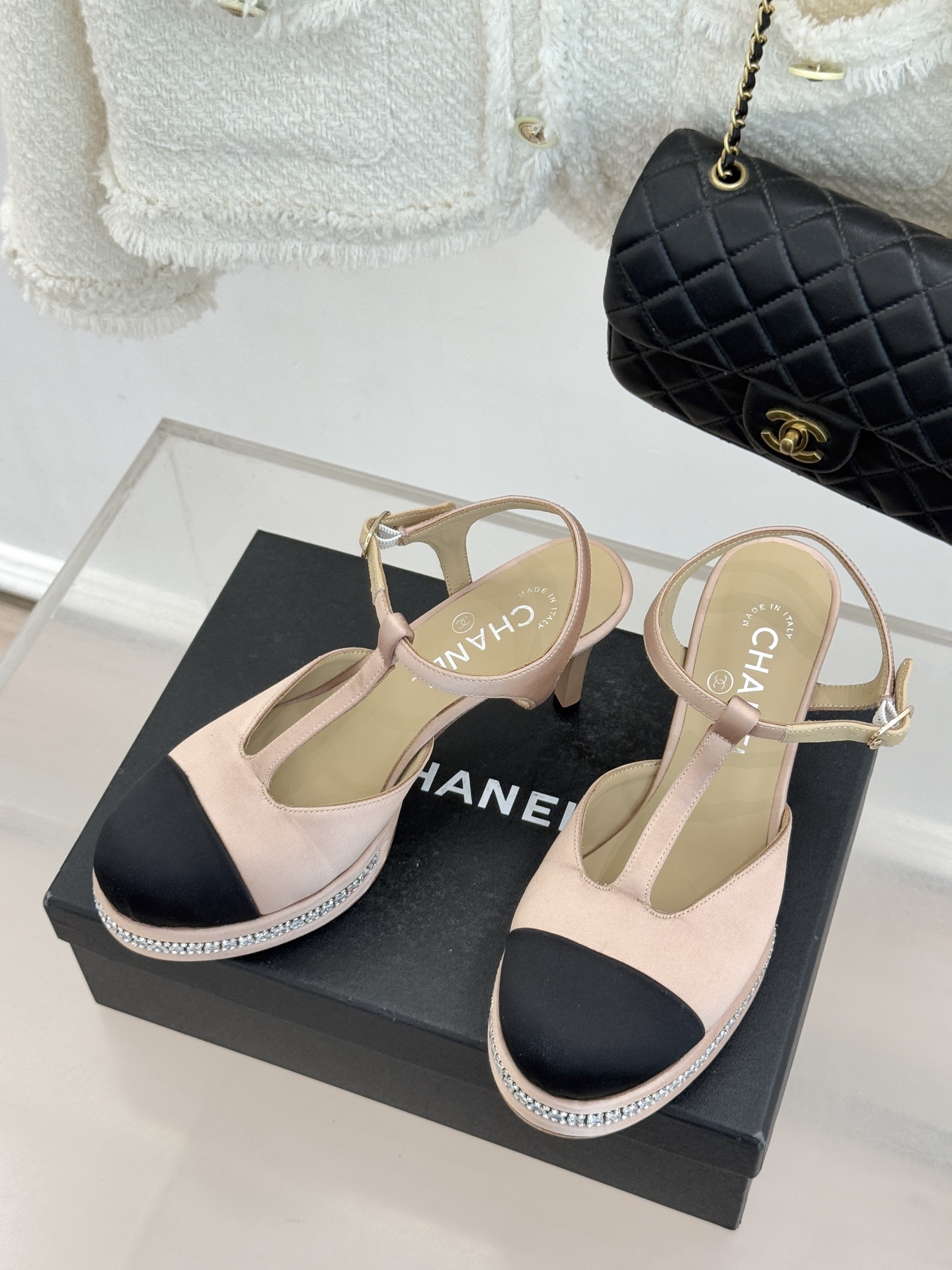 CHANE* ｜小香T字带拼色水钻防水台高跟凉鞋以T字带勾勒优雅脚背线条撞色拼接碰撞摩登格调鞋底水钻随步