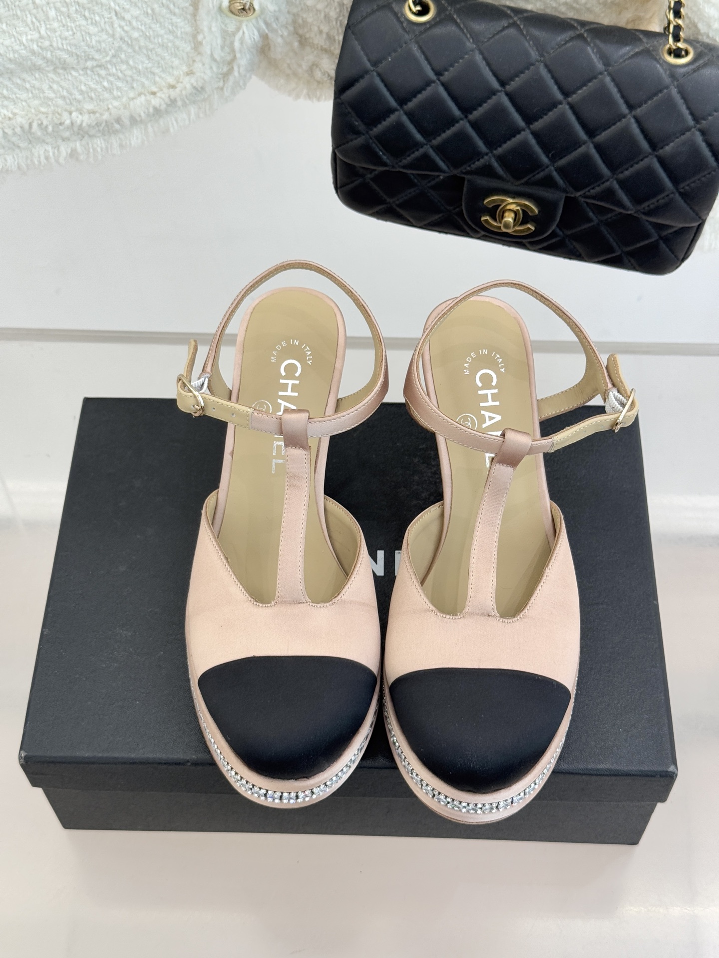 CHANE* ｜小香T字带拼色水钻防水台高跟凉鞋以T字带勾勒优雅脚背线条撞色拼接碰撞摩登格调鞋底水钻随步