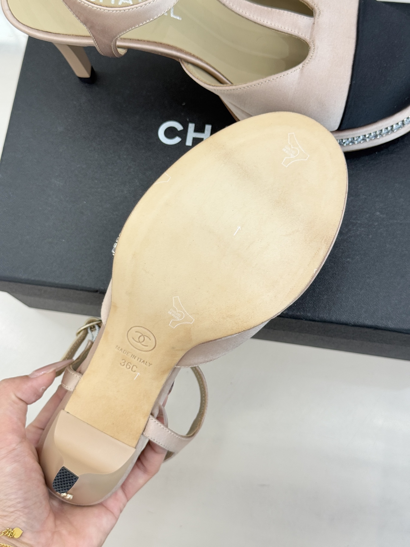 CHANE* ｜小香T字带拼色水钻防水台高跟凉鞋以T字带勾勒优雅脚背线条撞色拼接碰撞摩登格调鞋底水钻随步