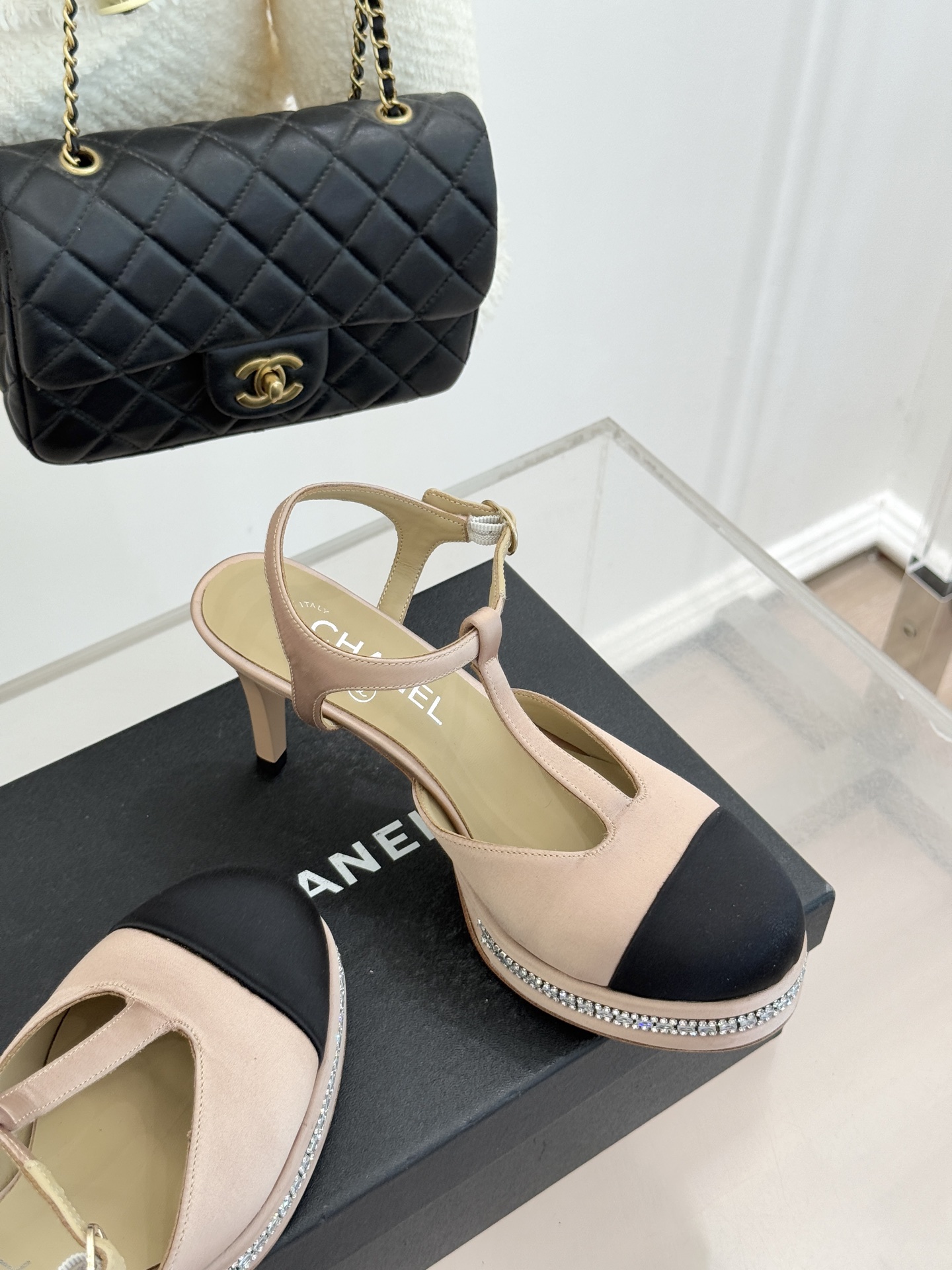 CHANE* ｜小香T字带拼色水钻防水台高跟凉鞋以T字带勾勒优雅脚背线条撞色拼接碰撞摩登格调鞋底水钻随步