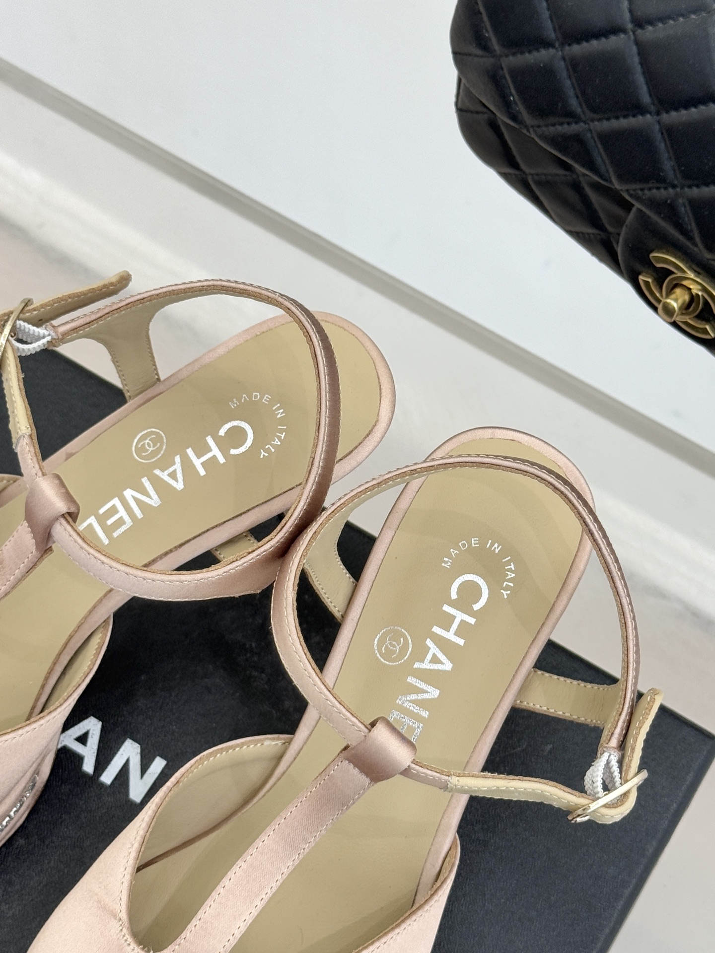 CHANE* ｜小香T字带拼色水钻防水台高跟凉鞋以T字带勾勒优雅脚背线条撞色拼接碰撞摩登格调鞋底水钻随步