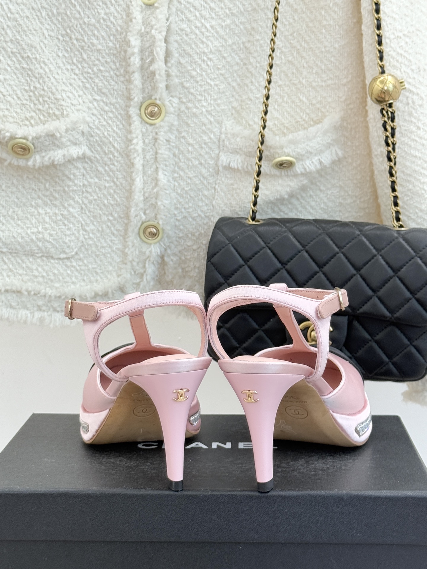 CHANE* ｜小香T字带拼色水钻防水台高跟凉鞋以T字带勾勒优雅脚背线条撞色拼接碰撞摩登格调鞋底水钻随步