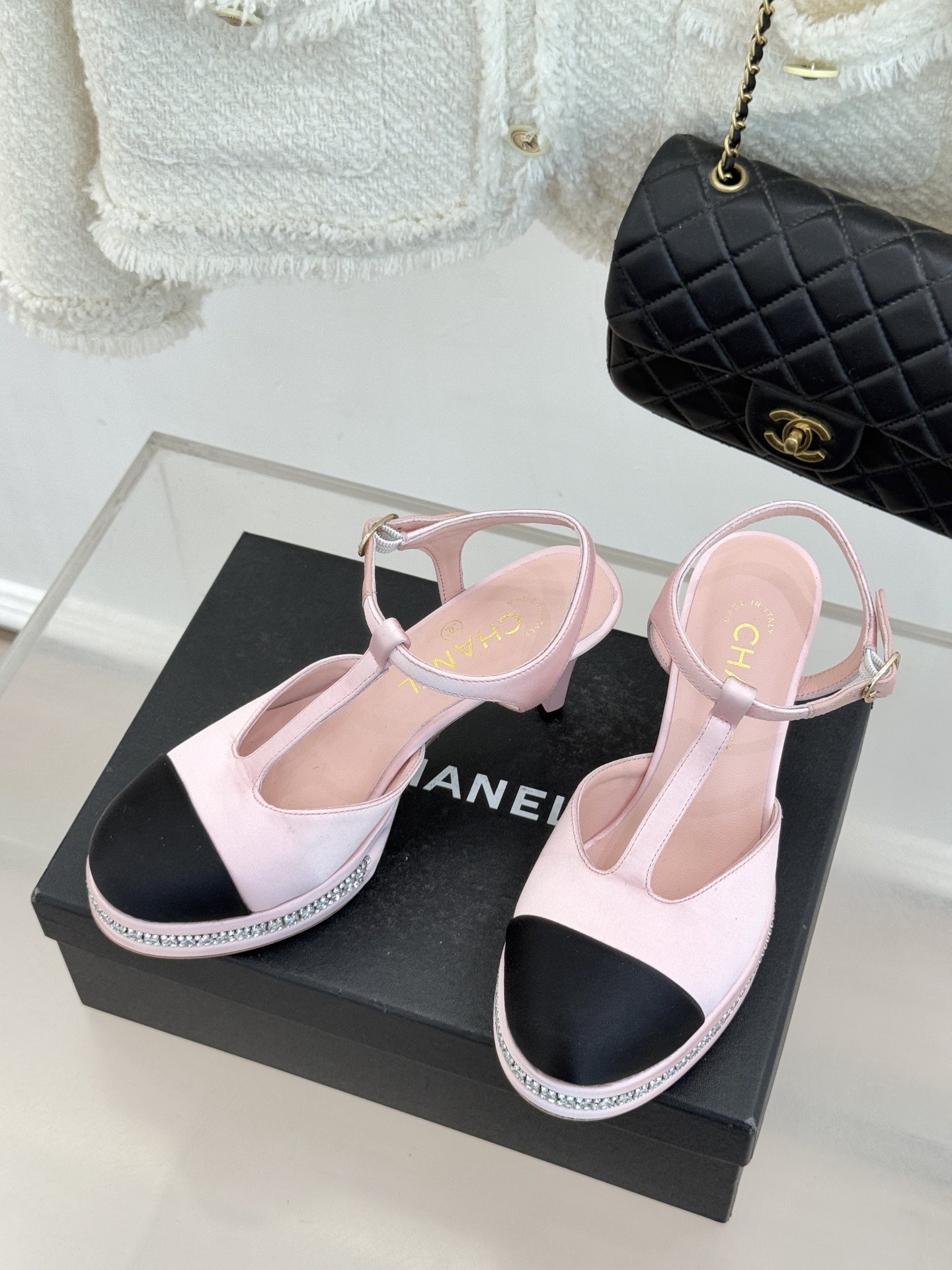 CHANE* ｜小香T字带拼色水钻防水台高跟凉鞋以T字带勾勒优雅脚背线条撞色拼接碰撞摩登格调鞋底水钻随步