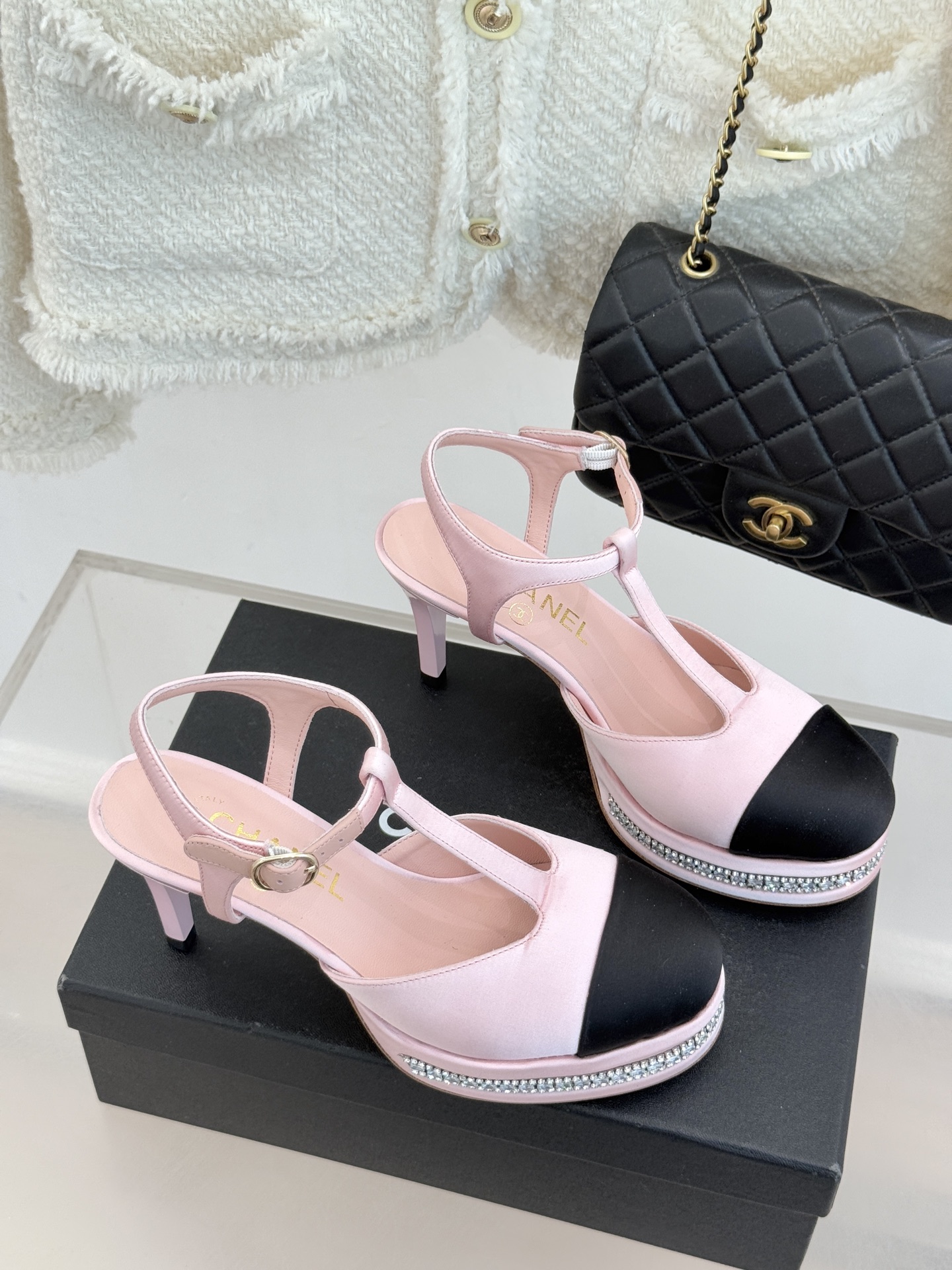 CHANE* ｜小香T字带拼色水钻防水台高跟凉鞋以T字带勾勒优雅脚背线条撞色拼接碰撞摩登格调鞋底水钻随步