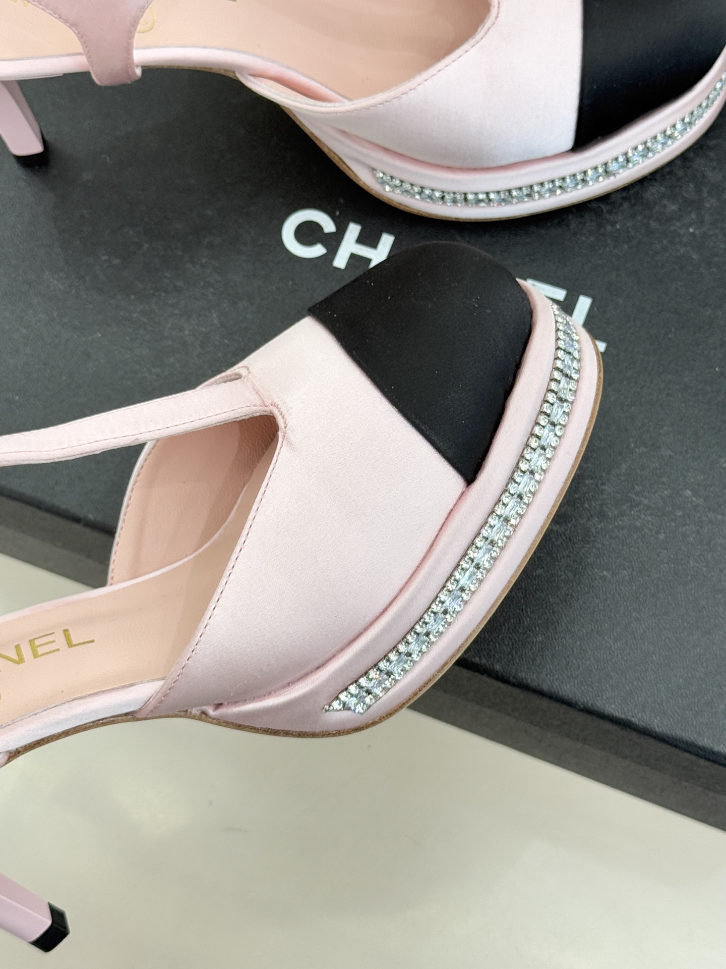 CHANE* ｜小香T字带拼色水钻防水台高跟凉鞋以T字带勾勒优雅脚背线条撞色拼接碰撞摩登格调鞋底水钻随步