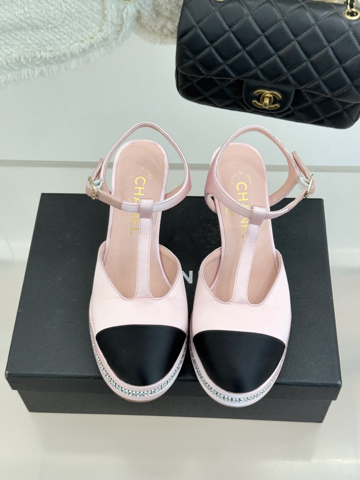 CHANE* ｜小香T字带拼色水钻防水台高跟凉鞋以T字带勾勒优雅脚背线条撞色拼接碰撞摩登格调鞋底水钻随步