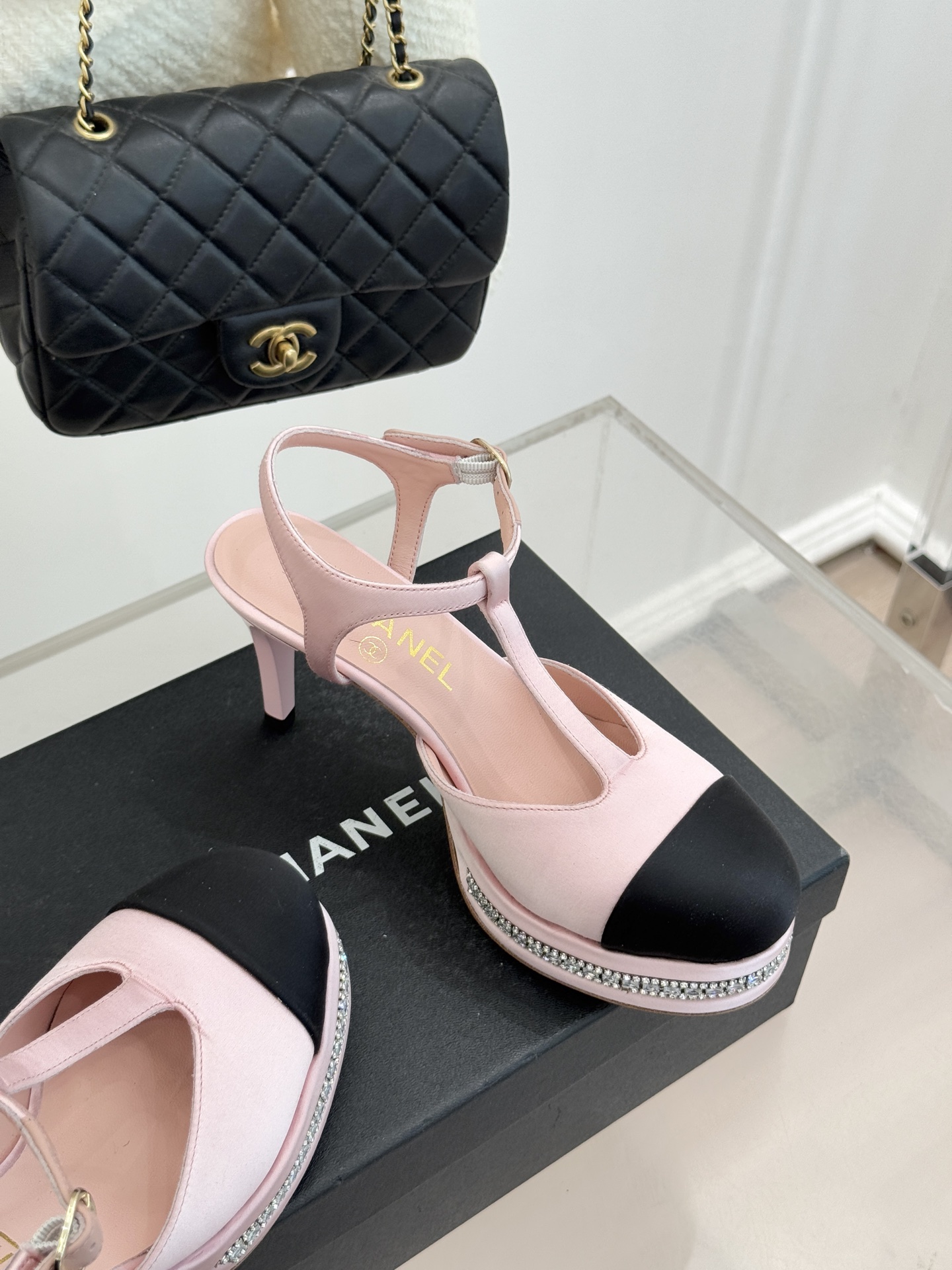 CHANE* ｜小香T字带拼色水钻防水台高跟凉鞋以T字带勾勒优雅脚背线条撞色拼接碰撞摩登格调鞋底水钻随步