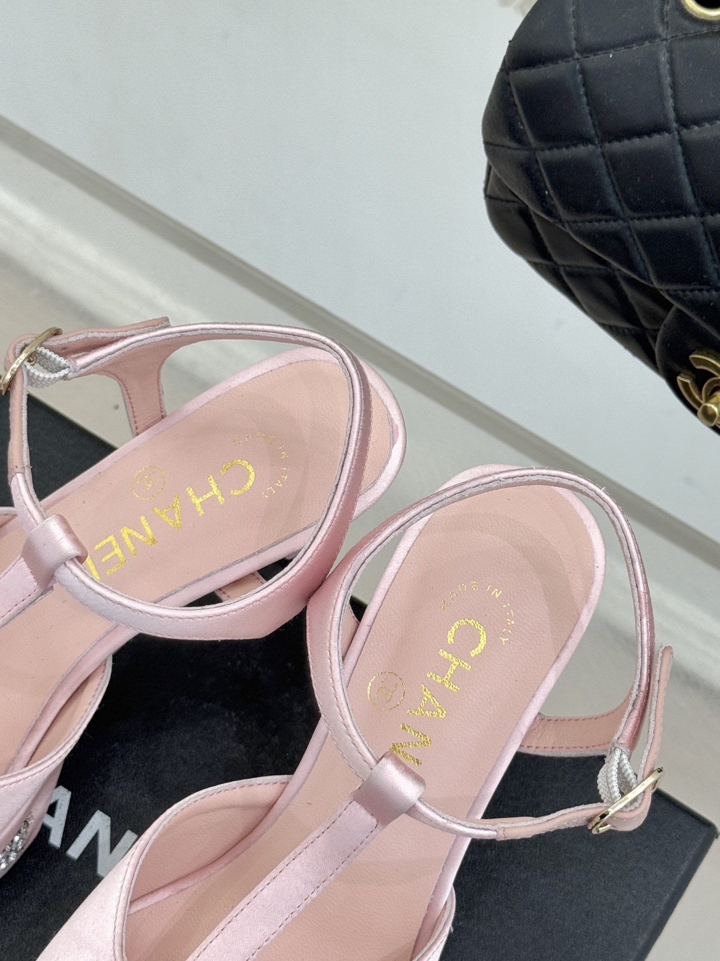 CHANE* ｜小香T字带拼色水钻防水台高跟凉鞋以T字带勾勒优雅脚背线条撞色拼接碰撞摩登格调鞋底水钻随步