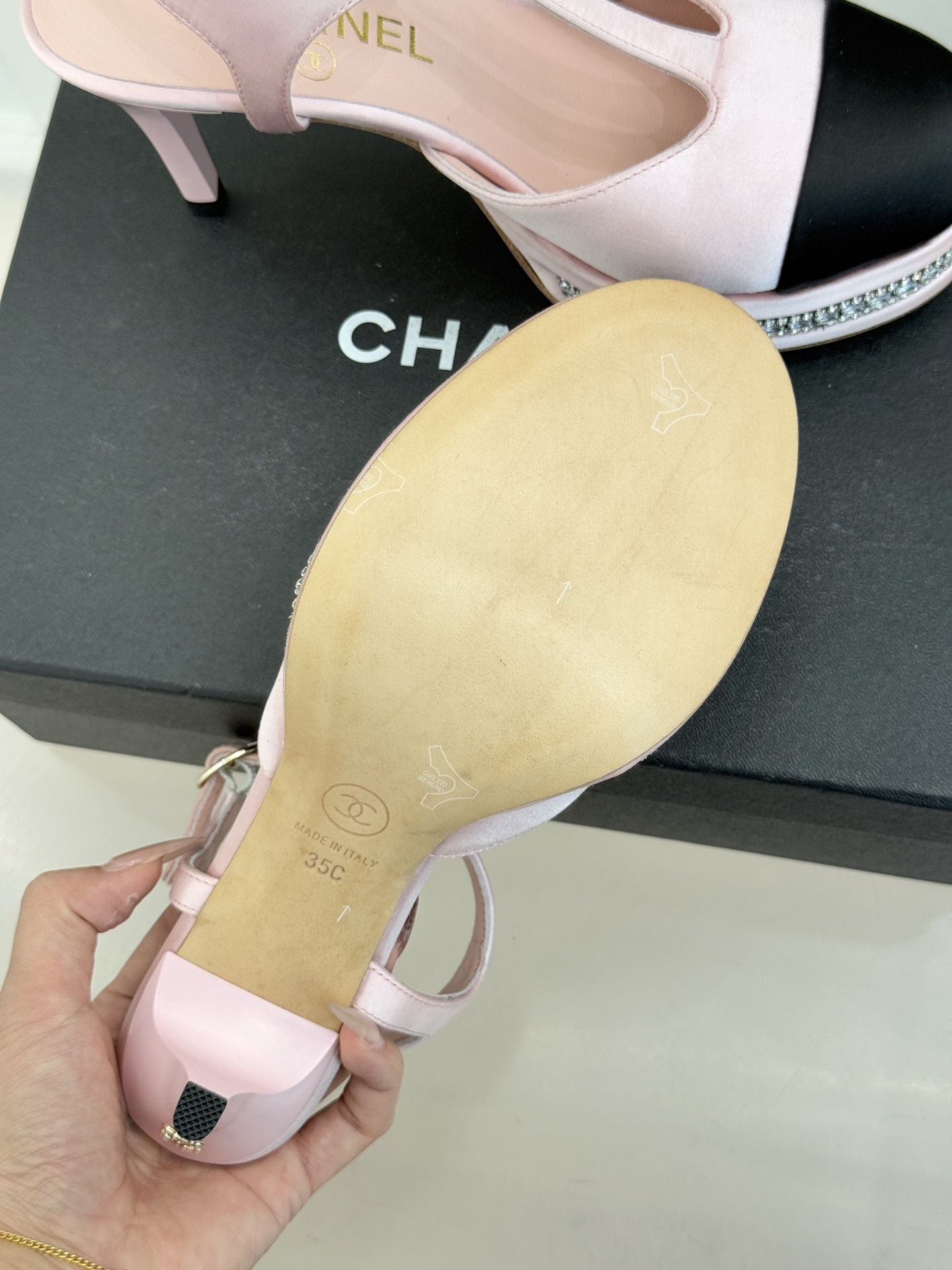 CHANE* ｜小香T字带拼色水钻防水台高跟凉鞋以T字带勾勒优雅脚背线条撞色拼接碰撞摩登格调鞋底水钻随步