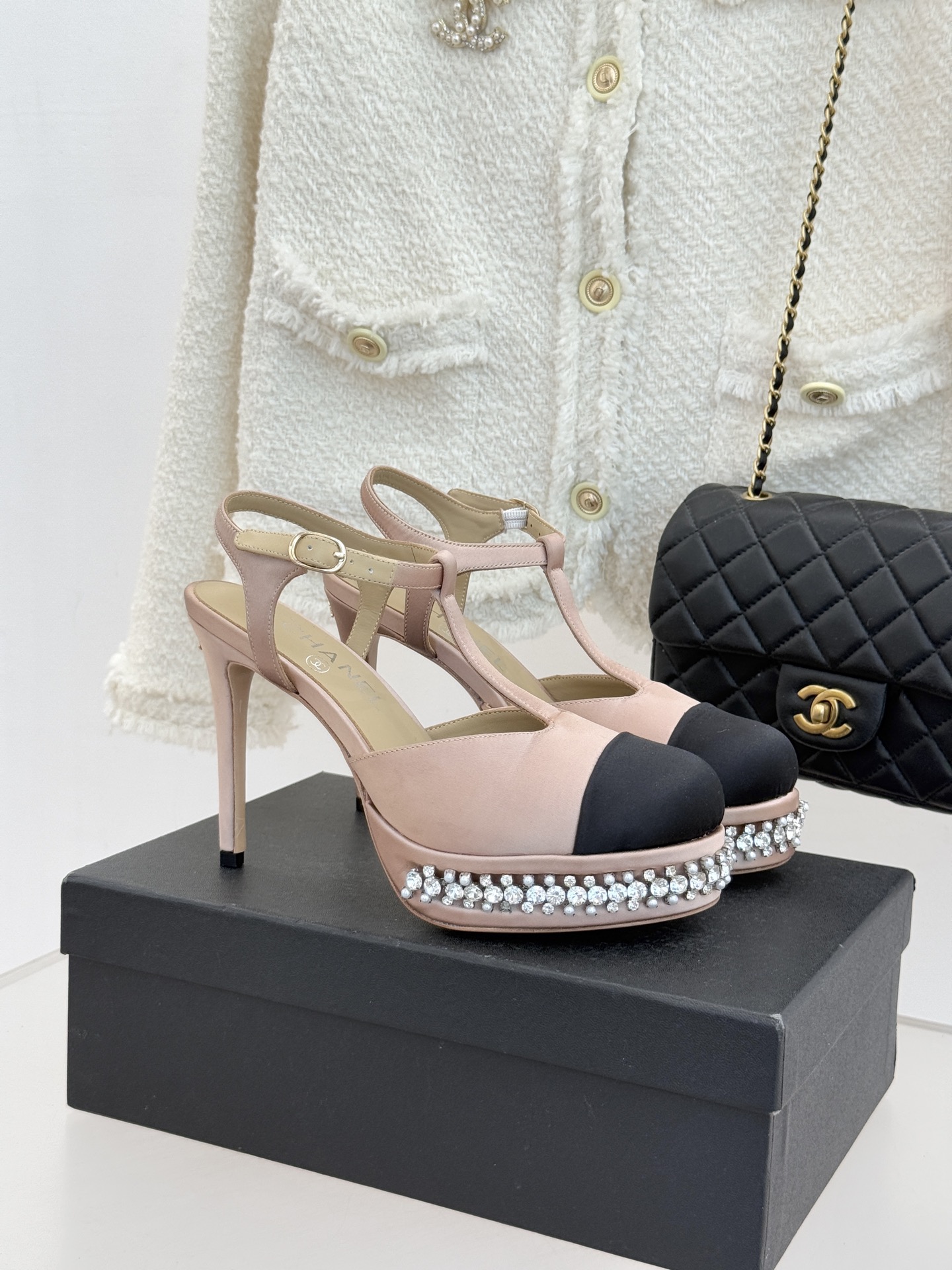 CHANE* ｜小香T字带拼色水钻防水台高跟凉鞋以T字带勾勒优雅脚背线条撞色拼接碰撞摩登格调鞋底水钻随步