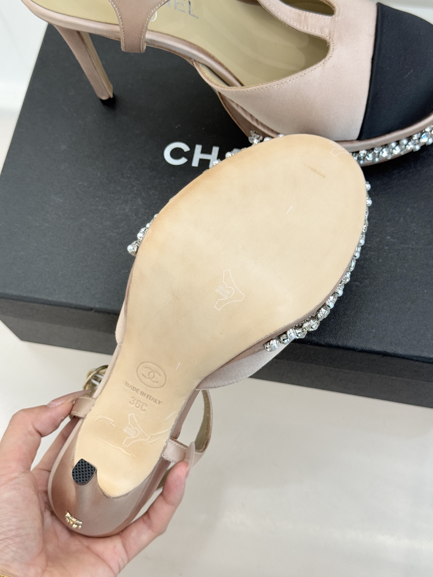 CHANE* ｜小香T字带拼色水钻防水台高跟凉鞋以T字带勾勒优雅脚背线条撞色拼接碰撞摩登格调鞋底水钻随步