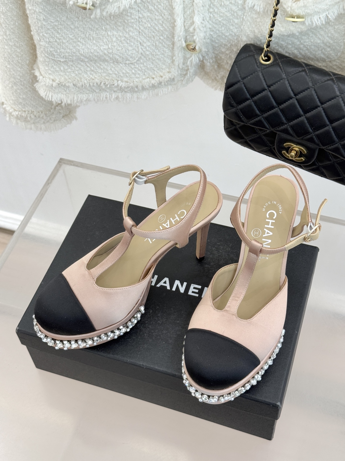 CHANE* ｜小香T字带拼色水钻防水台高跟凉鞋以T字带勾勒优雅脚背线条撞色拼接碰撞摩登格调鞋底水钻随步