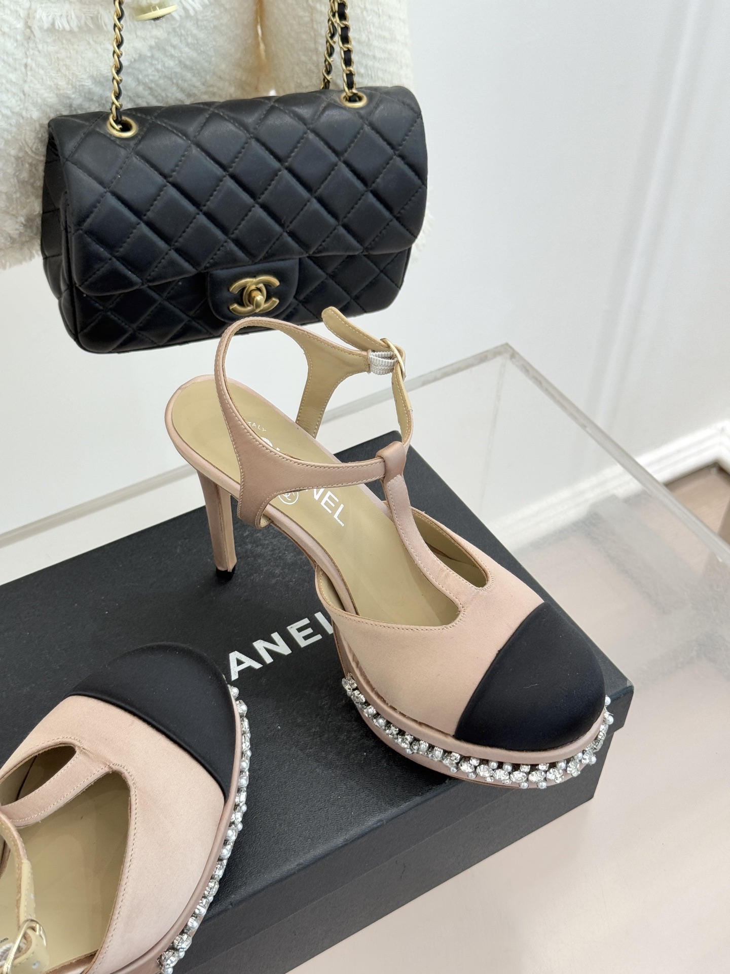 CHANE* ｜小香T字带拼色水钻防水台高跟凉鞋以T字带勾勒优雅脚背线条撞色拼接碰撞摩登格调鞋底水钻随步