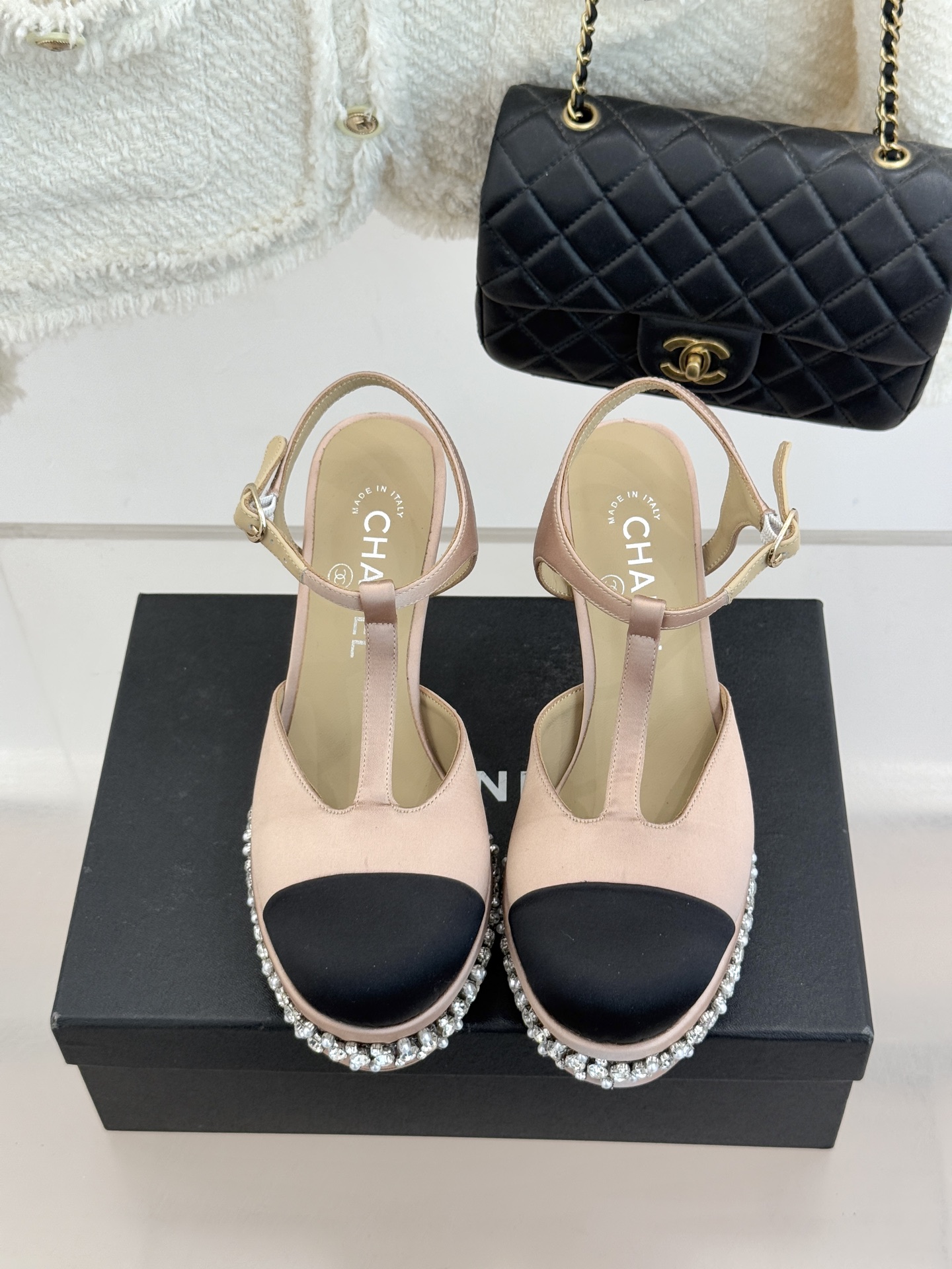 CHANE* ｜小香T字带拼色水钻防水台高跟凉鞋以T字带勾勒优雅脚背线条撞色拼接碰撞摩登格调鞋底水钻随步