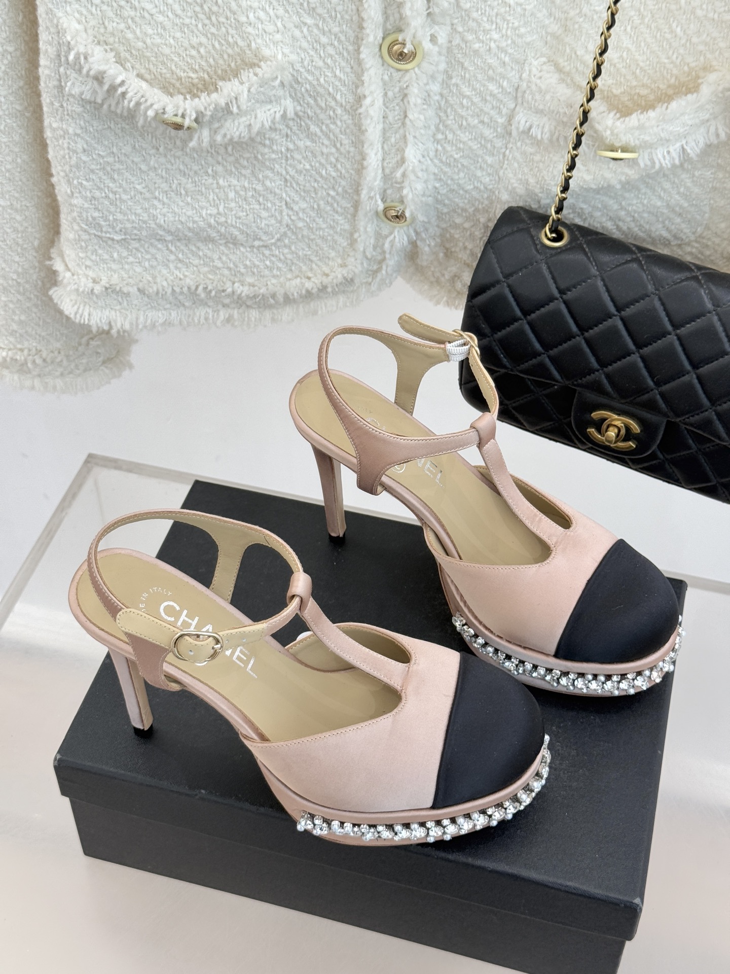 CHANE* ｜小香T字带拼色水钻防水台高跟凉鞋以T字带勾勒优雅脚背线条撞色拼接碰撞摩登格调鞋底水钻随步