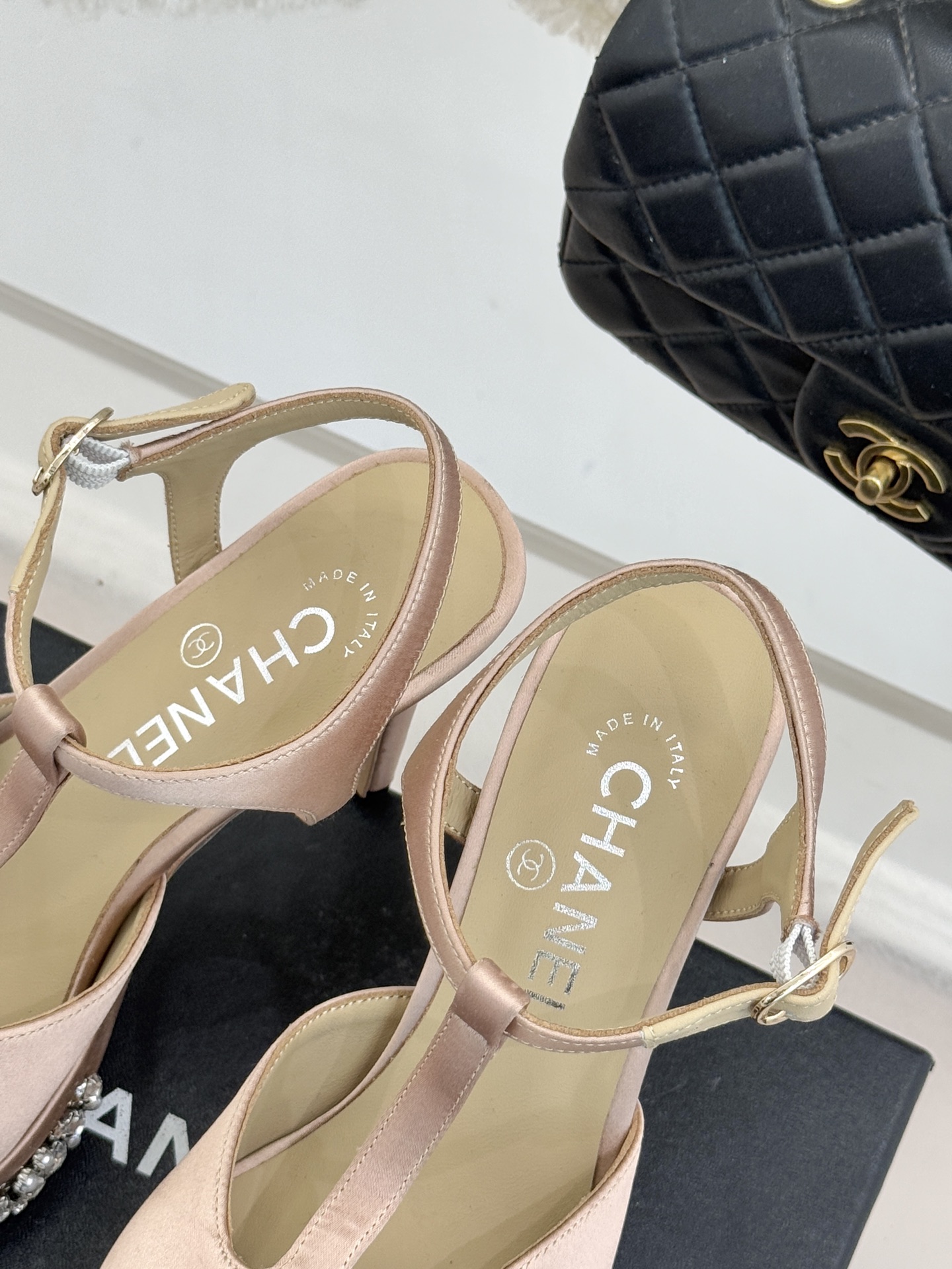 CHANE* ｜小香T字带拼色水钻防水台高跟凉鞋以T字带勾勒优雅脚背线条撞色拼接碰撞摩登格调鞋底水钻随步