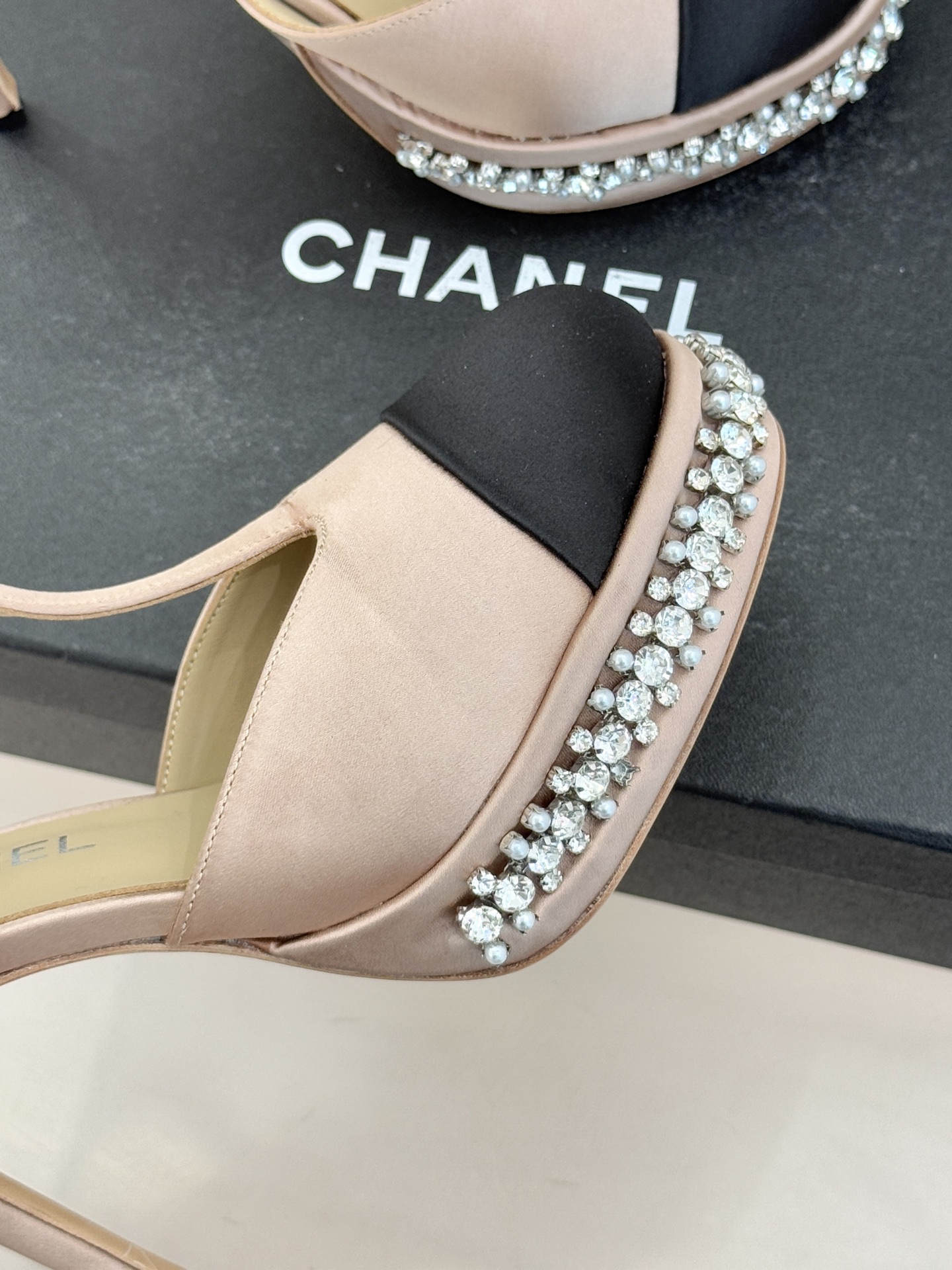 CHANE* ｜小香T字带拼色水钻防水台高跟凉鞋以T字带勾勒优雅脚背线条撞色拼接碰撞摩登格调鞋底水钻随步