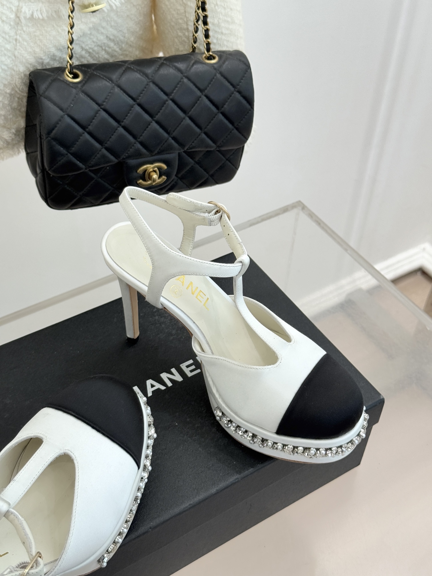 CHANE* ｜小香T字带拼色水钻防水台高跟凉鞋以T字带勾勒优雅脚背线条撞色拼接碰撞摩登格调鞋底水钻随步