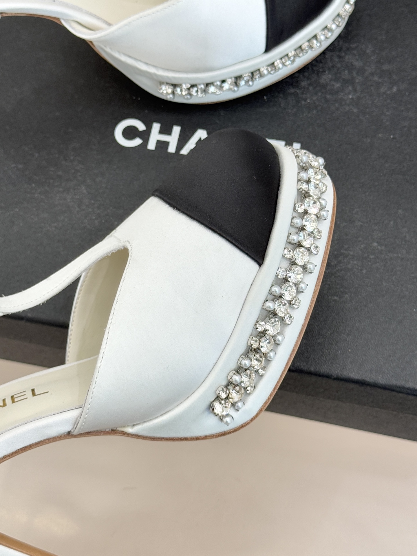 CHANE* ｜小香T字带拼色水钻防水台高跟凉鞋以T字带勾勒优雅脚背线条撞色拼接碰撞摩登格调鞋底水钻随步