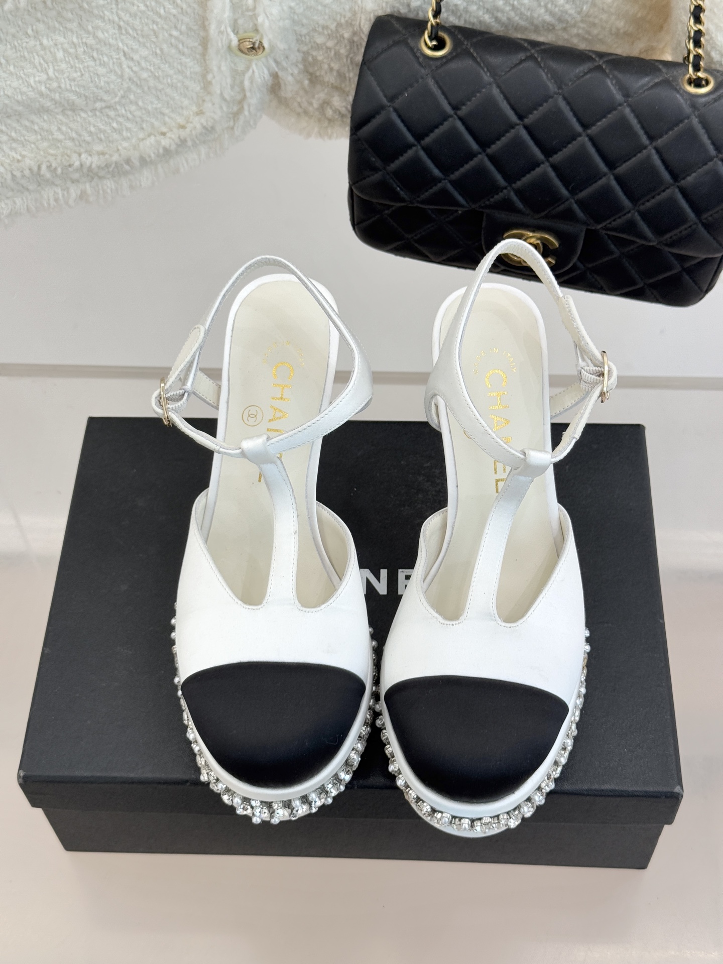 CHANE* ｜小香T字带拼色水钻防水台高跟凉鞋以T字带勾勒优雅脚背线条撞色拼接碰撞摩登格调鞋底水钻随步