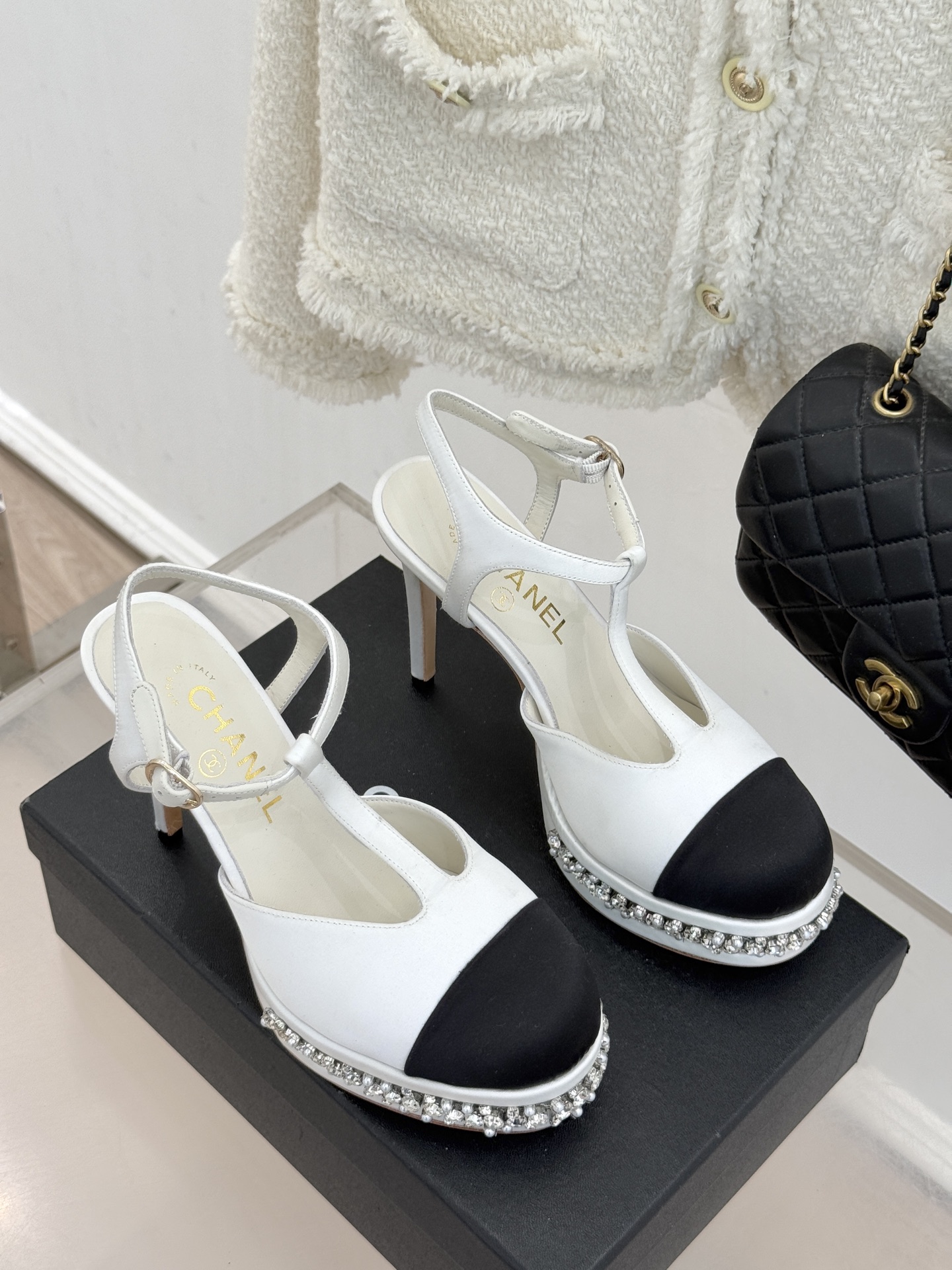 CHANE* ｜小香T字带拼色水钻防水台高跟凉鞋以T字带勾勒优雅脚背线条撞色拼接碰撞摩登格调鞋底水钻随步