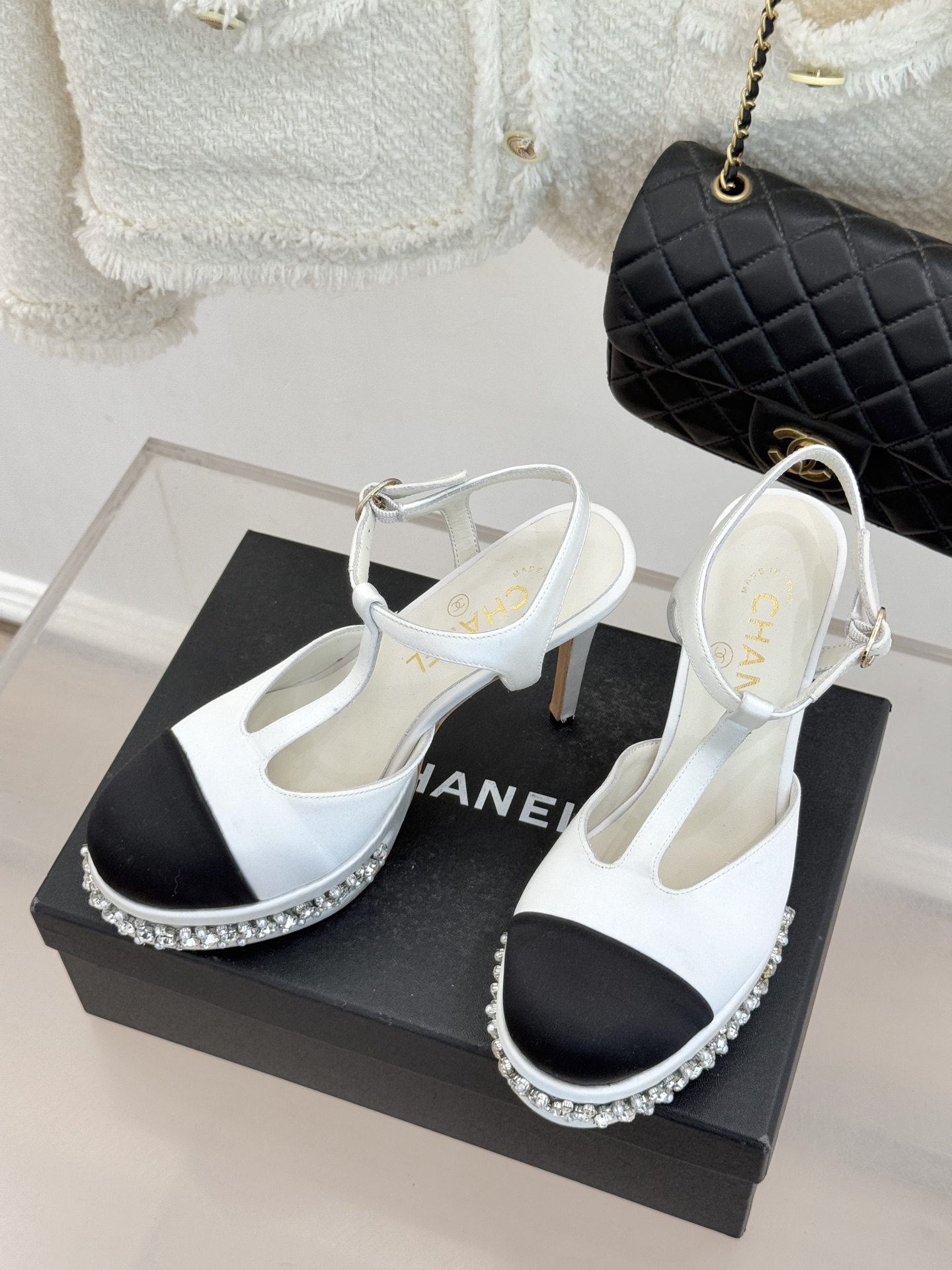 CHANE* ｜小香T字带拼色水钻防水台高跟凉鞋以T字带勾勒优雅脚背线条撞色拼接碰撞摩登格调鞋底水钻随步