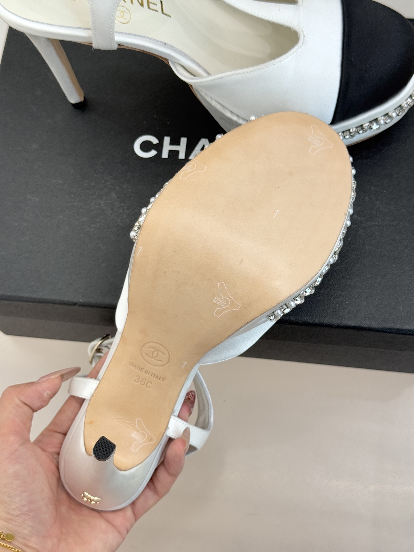 CHANE* ｜小香T字带拼色水钻防水台高跟凉鞋以T字带勾勒优雅脚背线条撞色拼接碰撞摩登格调鞋底水钻随步