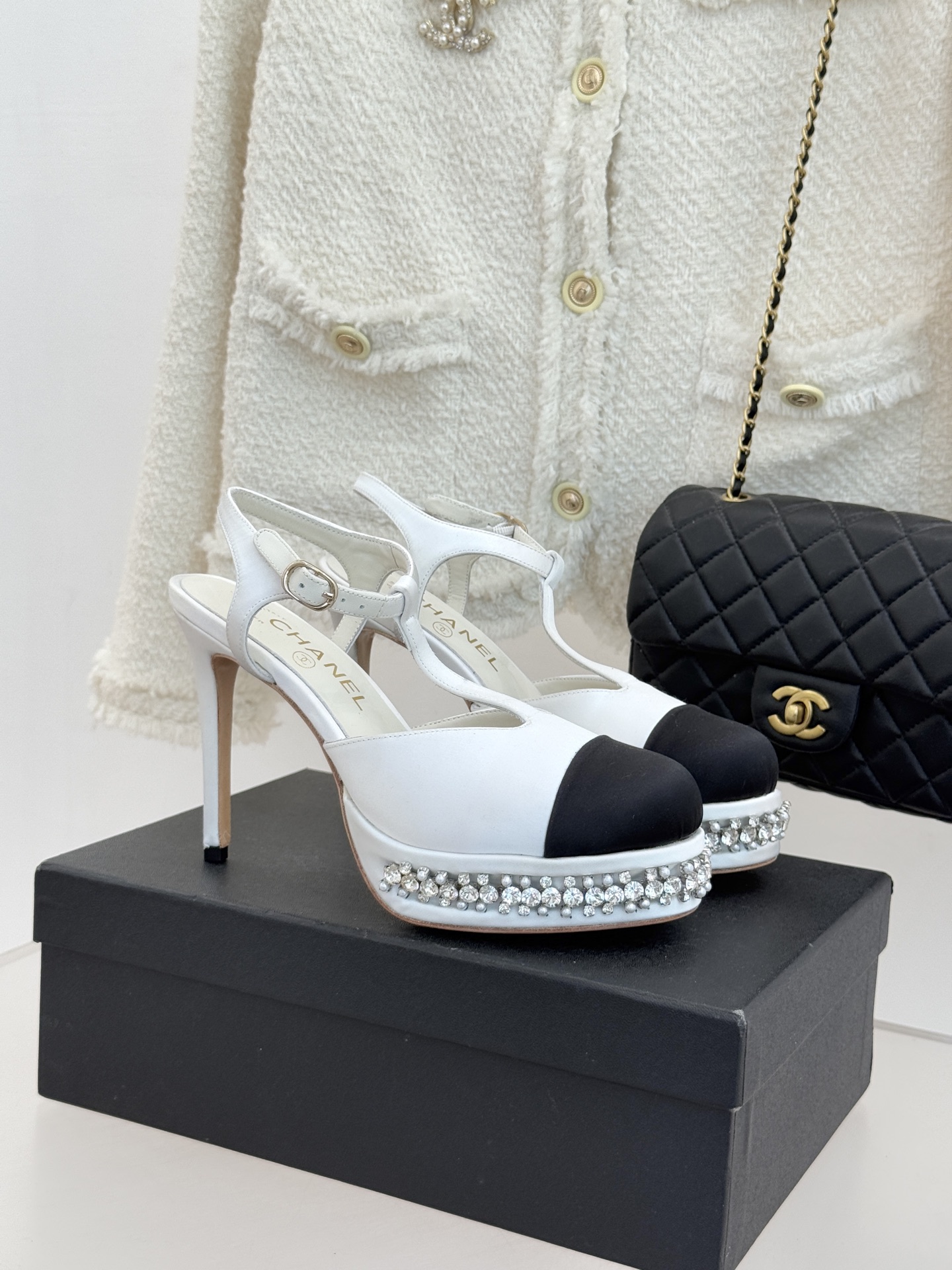 CHANE* ｜小香T字带拼色水钻防水台高跟凉鞋以T字带勾勒优雅脚背线条撞色拼接碰撞摩登格调鞋底水钻随步