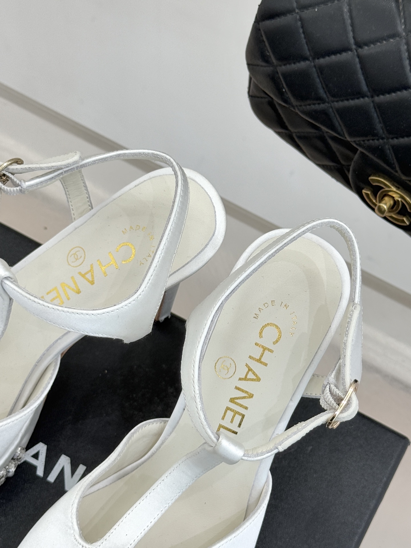 CHANE* ｜小香T字带拼色水钻防水台高跟凉鞋以T字带勾勒优雅脚背线条撞色拼接碰撞摩登格调鞋底水钻随步