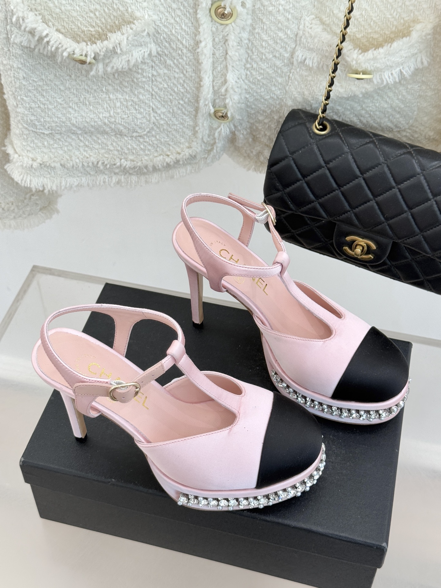 CHANE* ｜小香T字带拼色水钻防水台高跟凉鞋以T字带勾勒优雅脚背线条撞色拼接碰撞摩登格调鞋底水钻随步