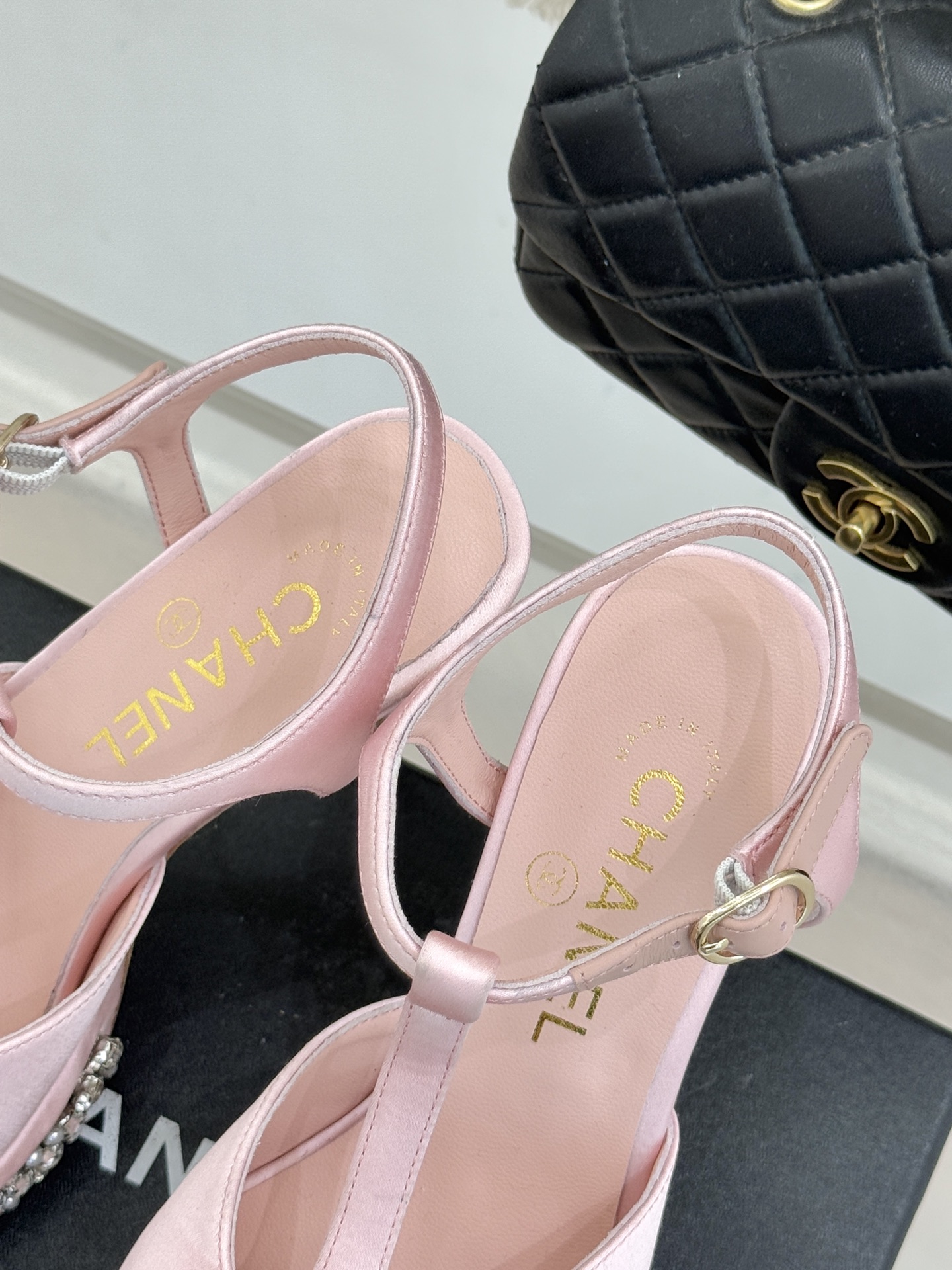 CHANE* ｜小香T字带拼色水钻防水台高跟凉鞋以T字带勾勒优雅脚背线条撞色拼接碰撞摩登格调鞋底水钻随步