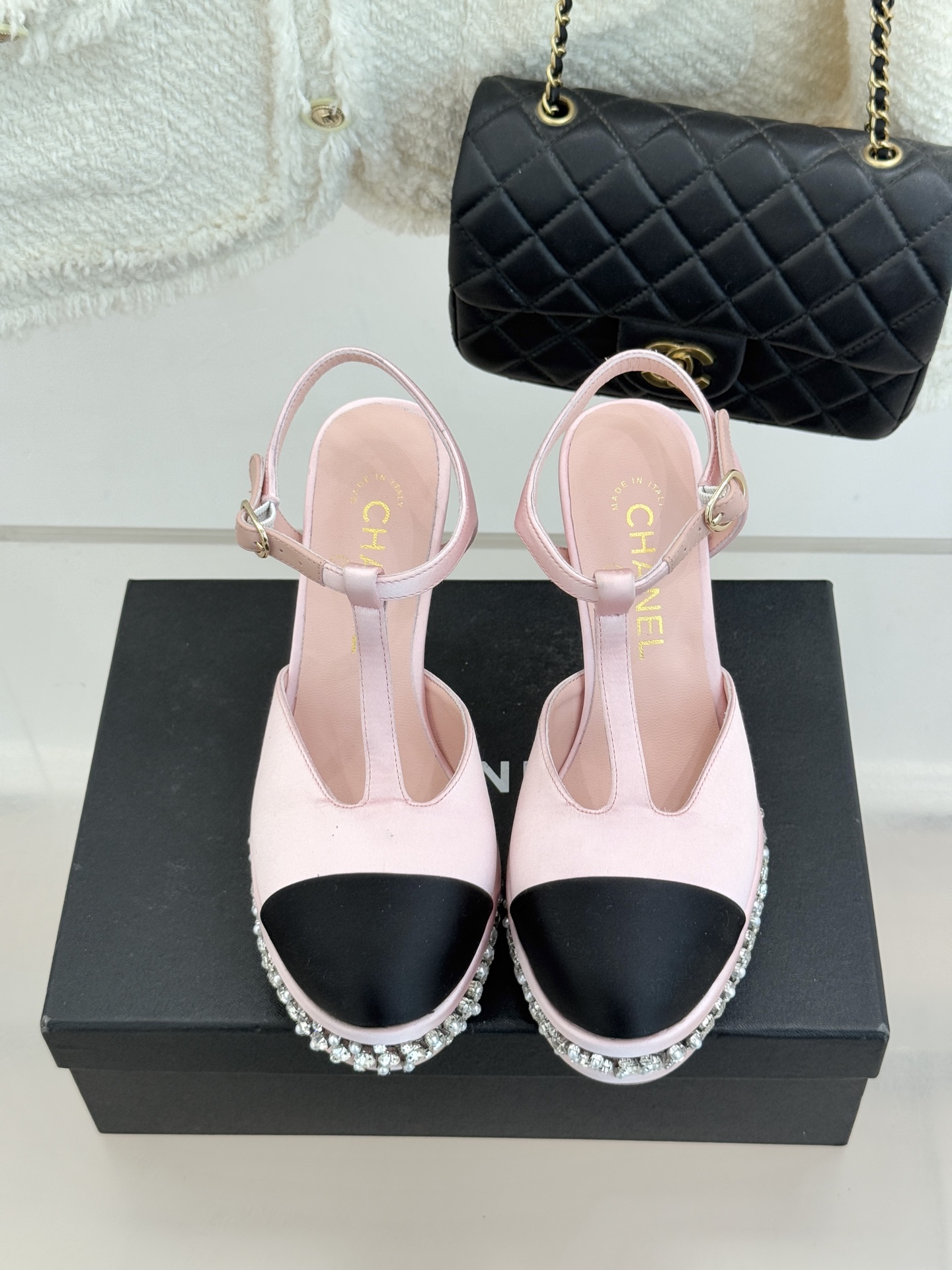 CHANE* ｜小香T字带拼色水钻防水台高跟凉鞋以T字带勾勒优雅脚背线条撞色拼接碰撞摩登格调鞋底水钻随步